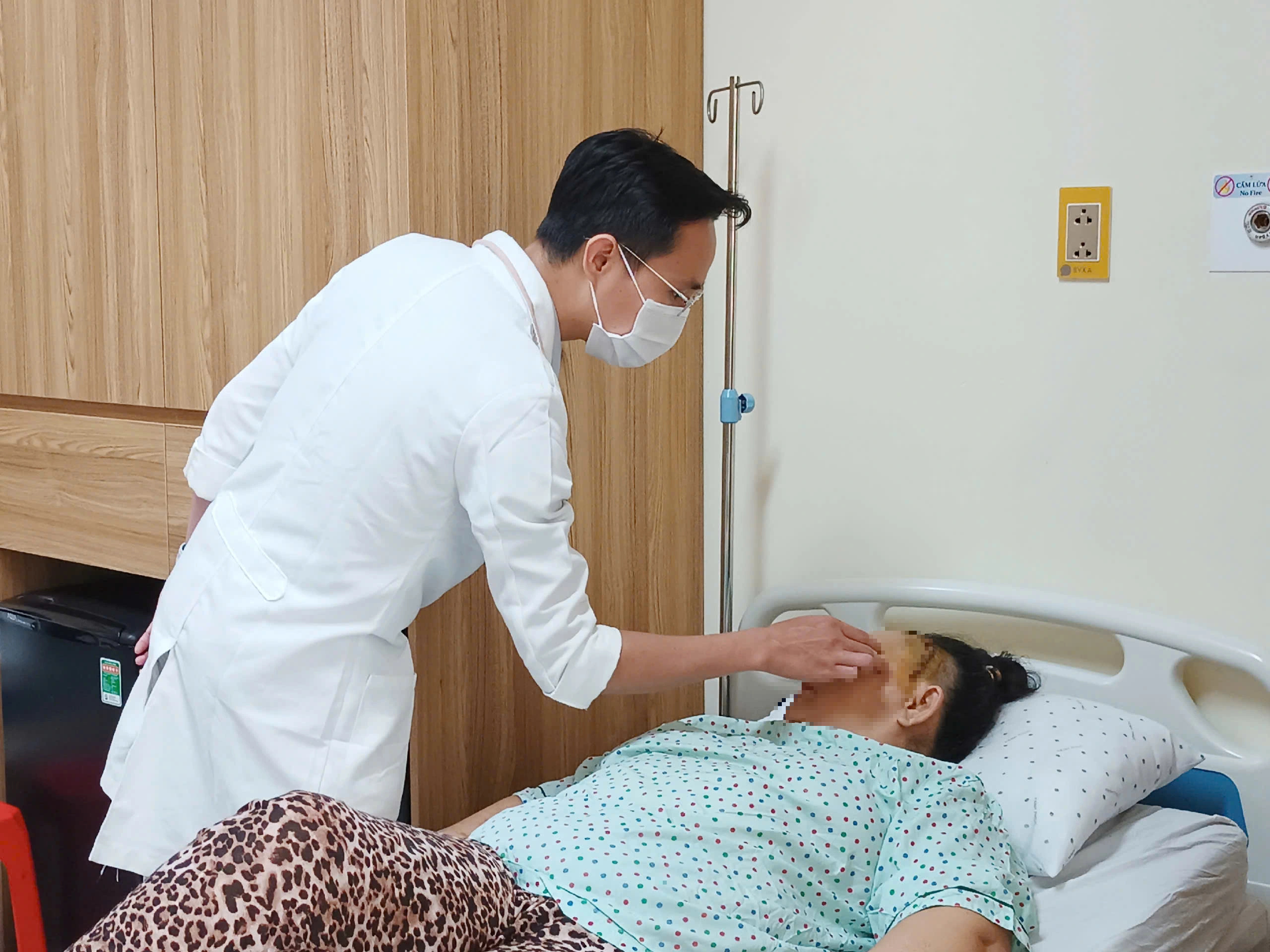 Đang quét nhà thì đau đầu dữ dội, chóng mặt do vỡ túi phình động mạch não - Ảnh 1.