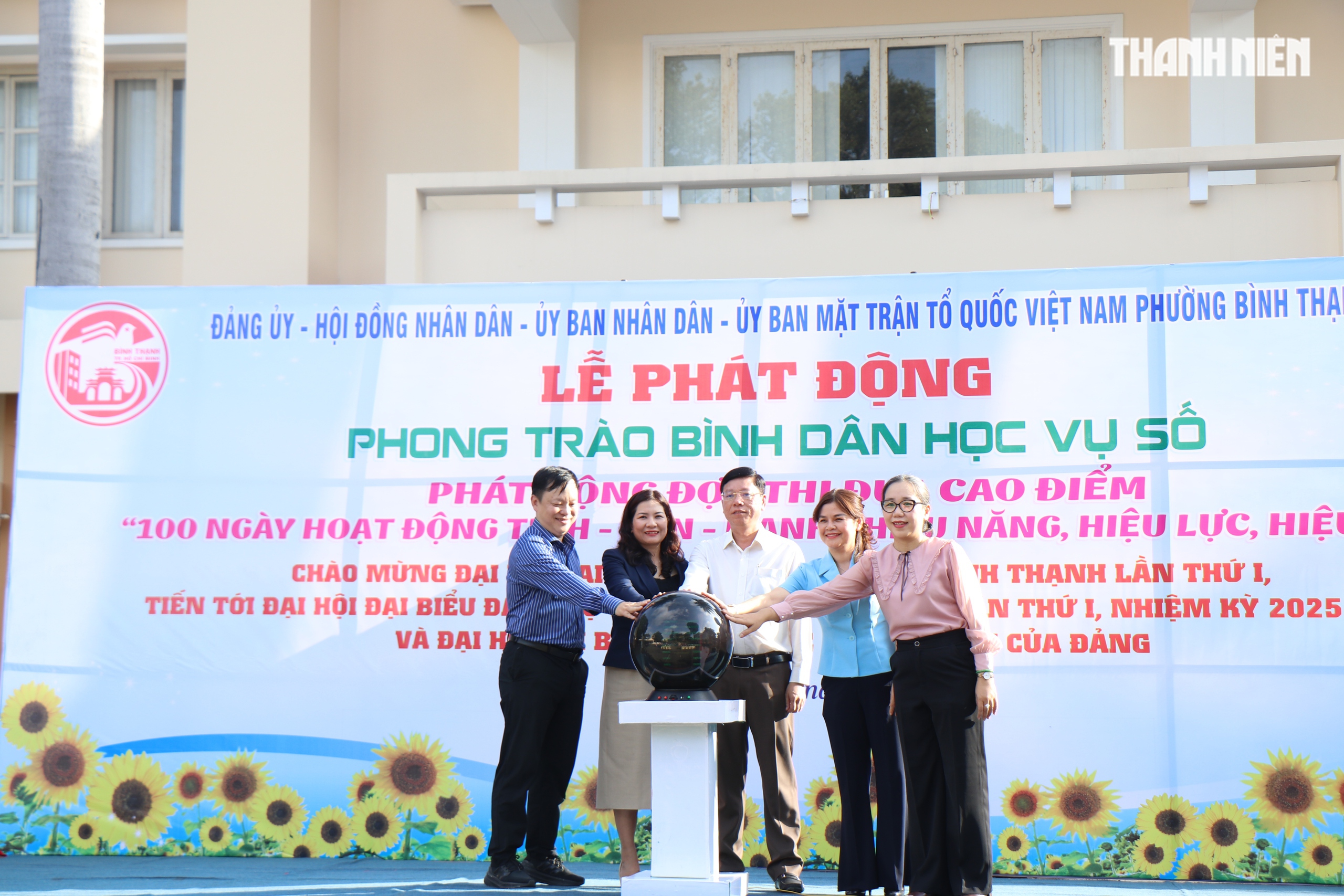 Người lớn tuổi ở TP.HCM đến quán cà phê học chuyển đổi số- Ảnh 5.