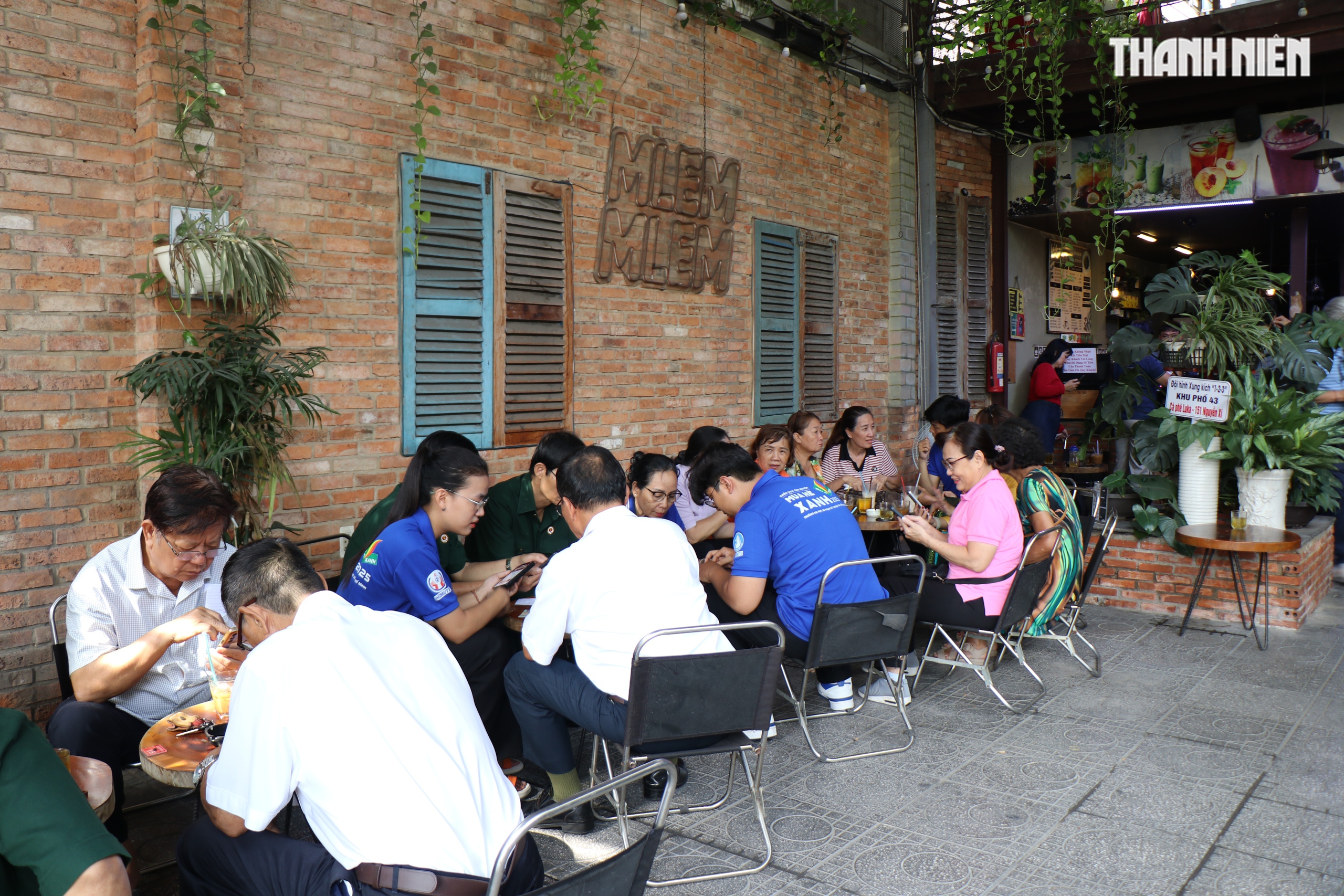 Người lớn tuổi ở TP.HCM đến quán cà phê học chuyển đổi số- Ảnh 2.
