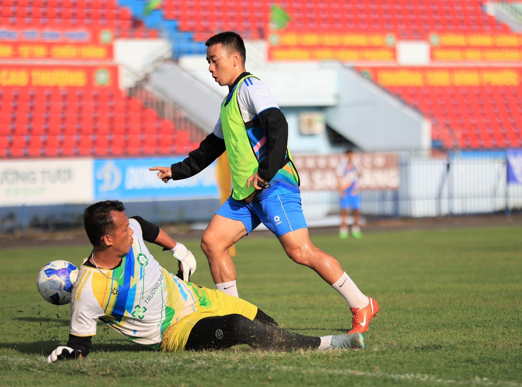 Ce a scris echipa lui Cong Phuong când nu a vrut să joace în V-League în acest sezon? - Foto 1. Đội của Công Phượng đã viết gì khi không muốn chơi ở V-League ngay mùa này?- Ảnh 1.