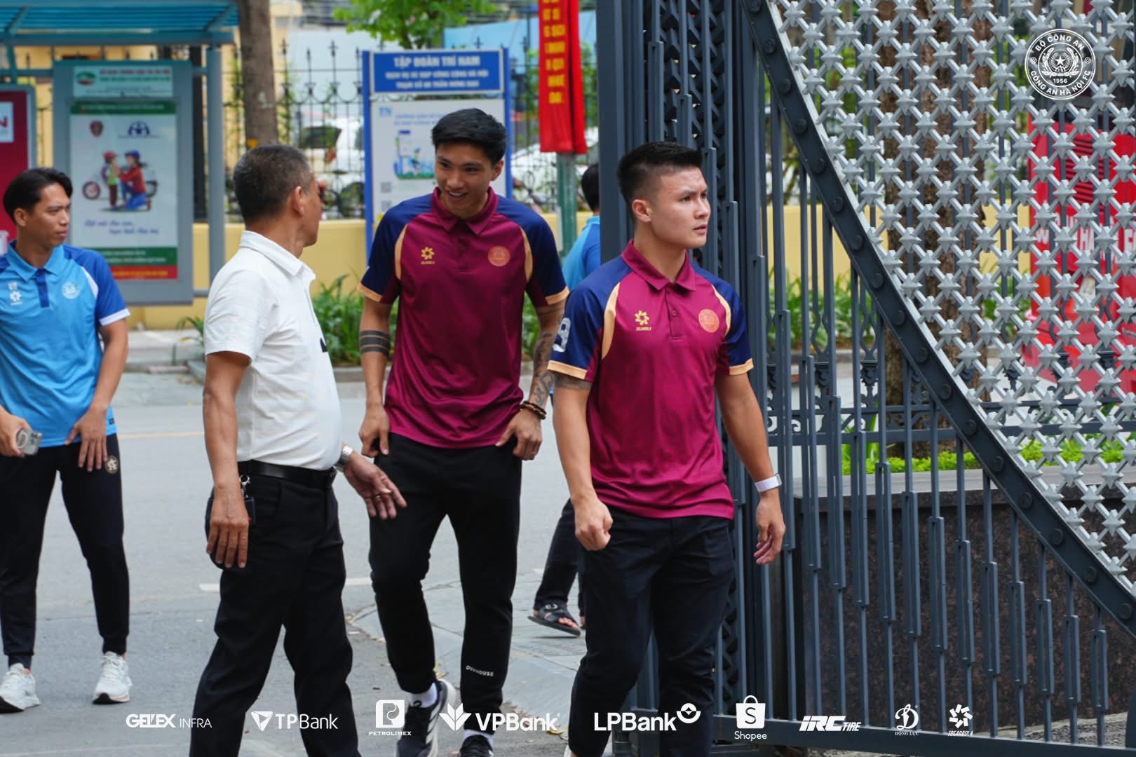 دوان ون هائو و سرباز جدید تیم پلیس هانوی، فام لی دوک، در این مراسم با هم ظاهر شدند تا به عمو هو گزارش دهند - عکس ۶. Đoàn Văn Hậu và tân binh đội CAHN Phạm Lý Đức cùng xuất hiện trong lễ báo công dâng Bác- Ảnh 6.