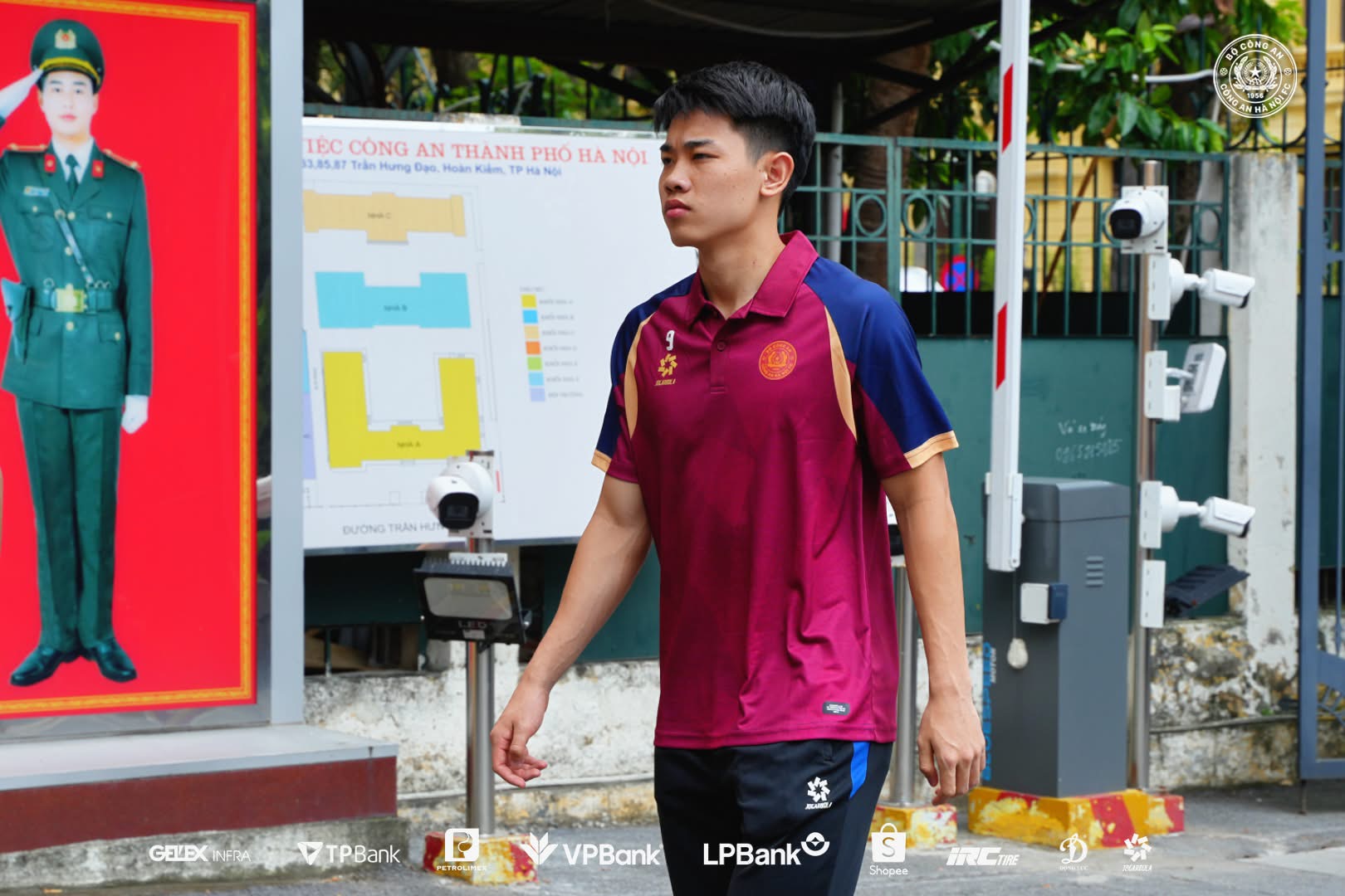 دوان ون هائو و سرباز جدید تیم پلیس هانوی، فام لی دوک، در این مراسم با هم ظاهر شدند تا به عمو هو گزارش دهند - عکس ۵. Đoàn Văn Hậu và tân binh đội CAHN Phạm Lý Đức cùng xuất hiện trong lễ báo công dâng Bác- Ảnh 5.