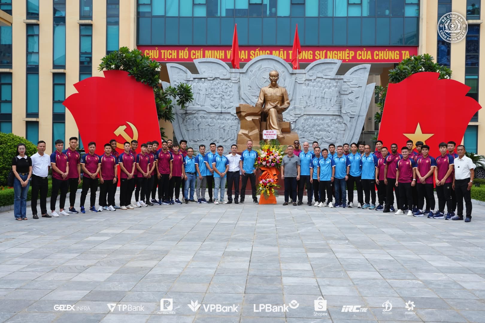 دوان ون هائو و سرباز جدید تیم پلیس هانوی، فام لی دوک، در این مراسم با هم ظاهر شدند تا به عمو هو گزارش دهند - عکس ۲. Đoàn Văn Hậu và tân binh đội CAHN Phạm Lý Đức cùng xuất hiện trong lễ báo công dâng Bác- Ảnh 2.