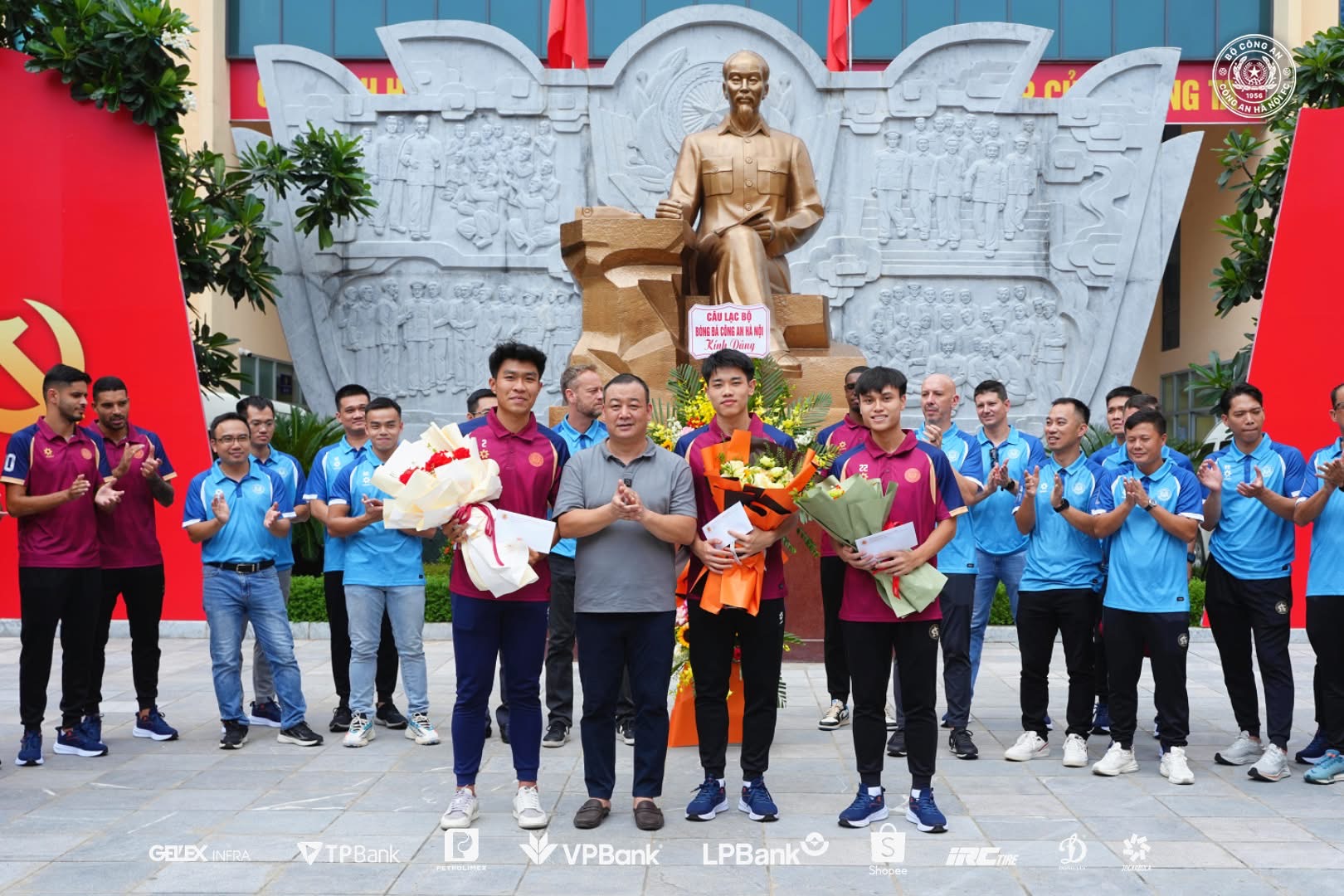 دوان ون هائو و عضو جدید تیم CAHN، فام لی دوک، در این مراسم با هم حاضر شدند تا دستاوردهای خود را به عمو هو گزارش دهند - عکس ۳. Đoàn Văn Hậu và tân binh đội CAHN Phạm Lý Đức cùng xuất hiện trong lễ báo công dâng Bác- Ảnh 3.