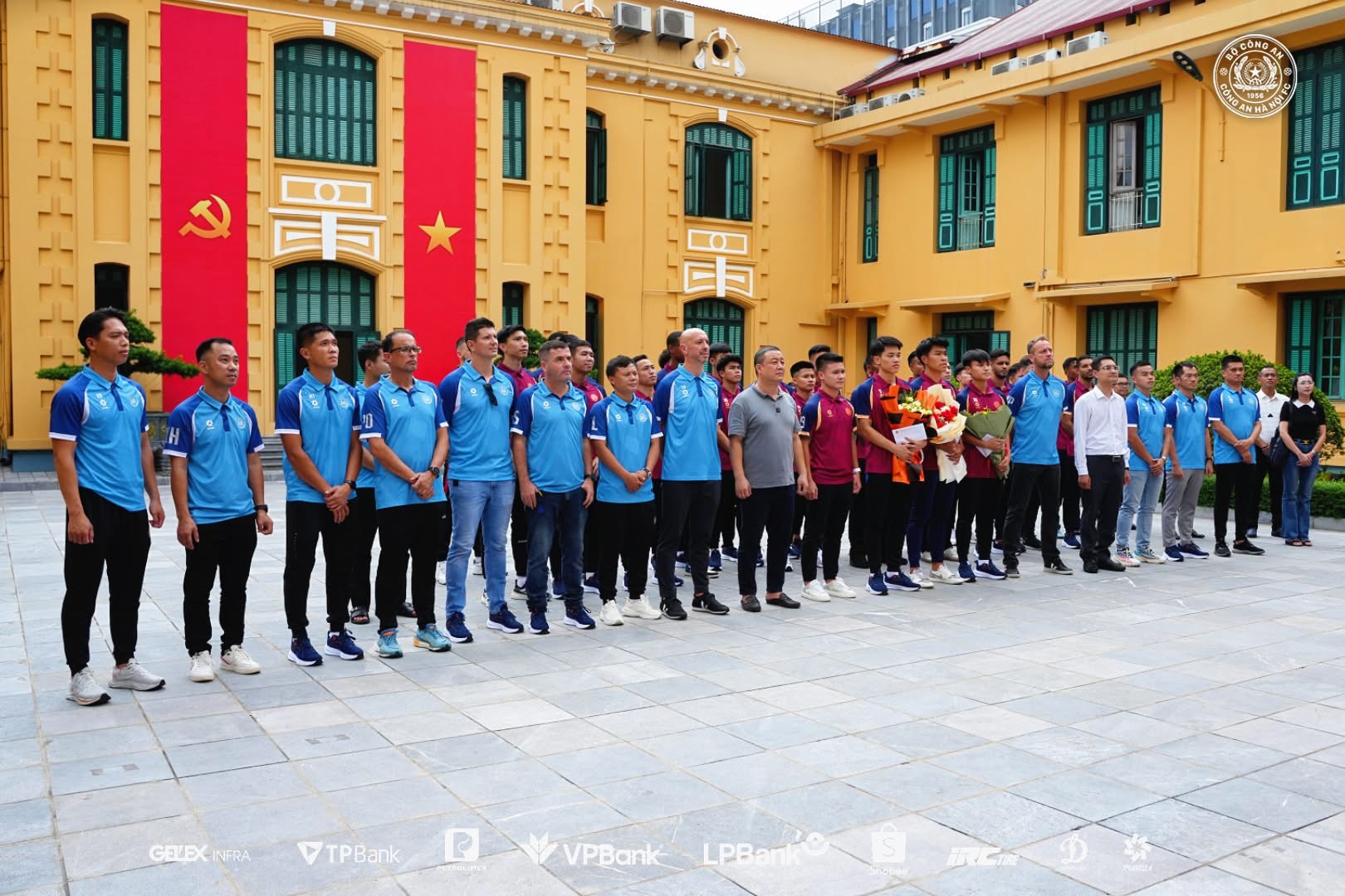 دوان ون هائو و سرباز جدید تیم پلیس هانوی، فام لی دوک، در این مراسم با هم ظاهر شدند تا به عمو هو گزارش دهند - عکس ۱. Đoàn Văn Hậu và tân binh đội CAHN Phạm Lý Đức cùng xuất hiện trong lễ báo công dâng Bác- Ảnh 1.