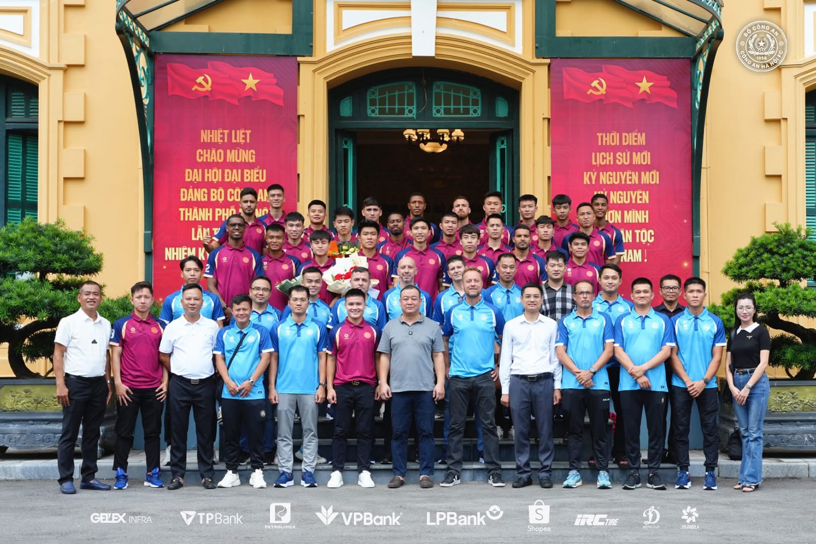 دوان ون هائو و عضو جدید تیم CAHN، فام لی دوک، در این مراسم با هم حاضر شدند تا دستاوردهای خود را به عمو هو گزارش دهند - عکس ۴. Đoàn Văn Hậu và tân binh đội CAHN Phạm Lý Đức cùng xuất hiện trong lễ báo công dâng Bác- Ảnh 4.