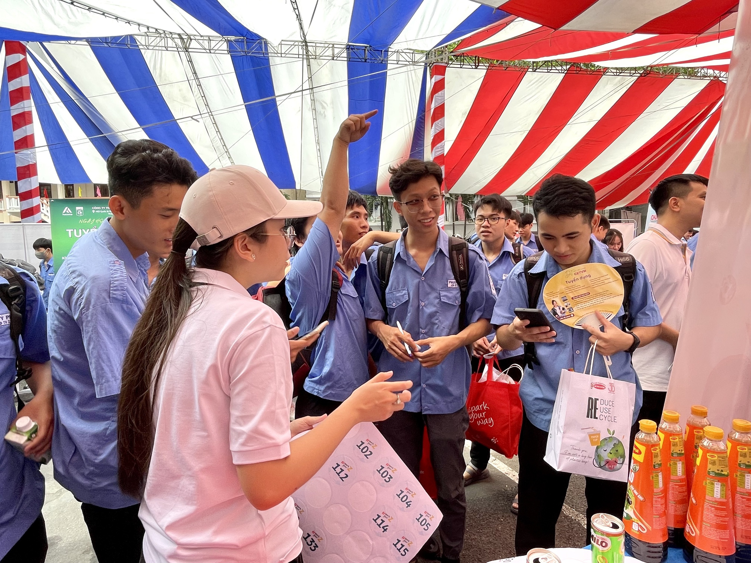 Việc cần người, người cần việc nhưng vì sao doanh nghiệp vẫn khó tuyển dụng? - Ảnh 1.