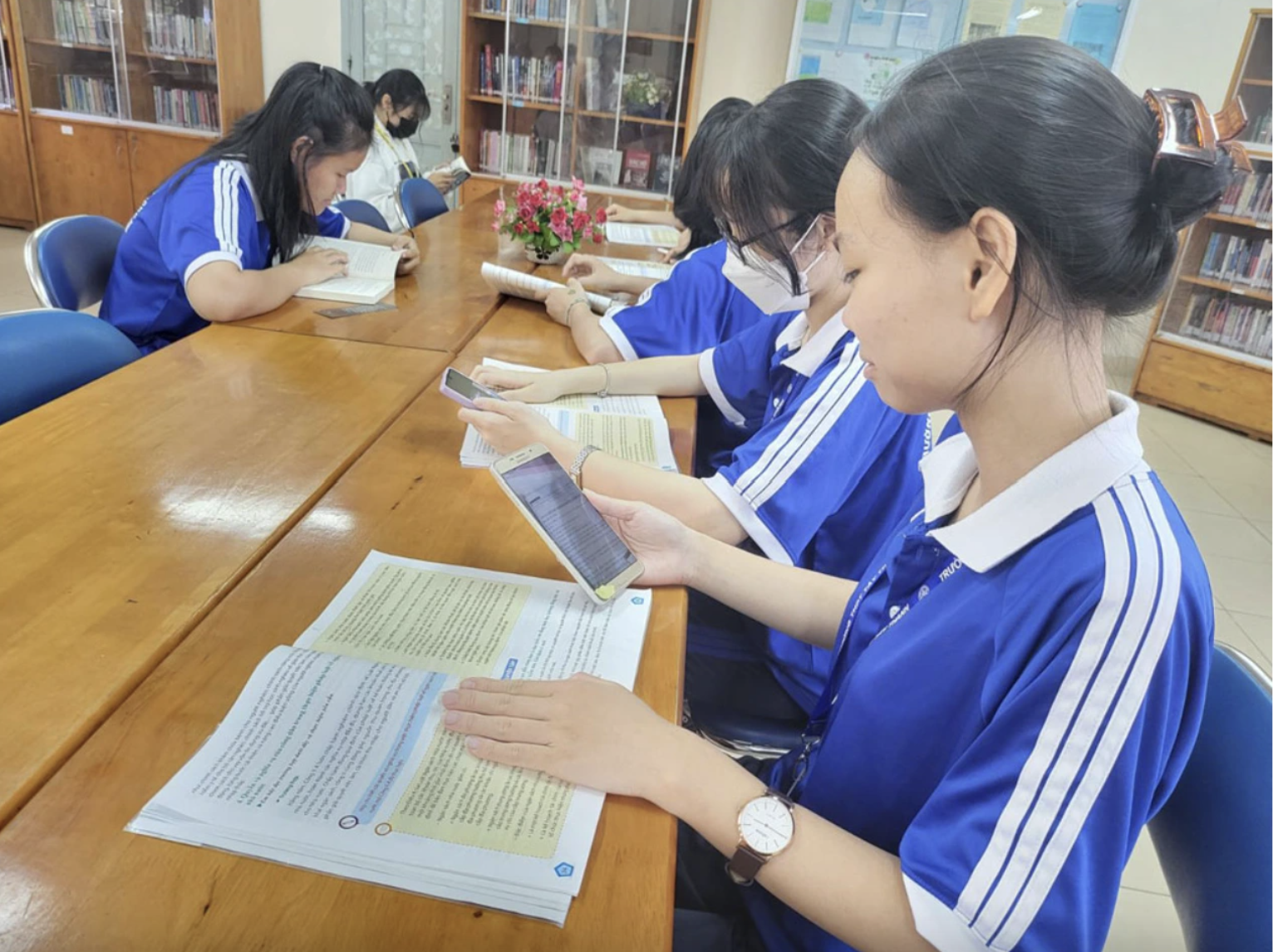 Cấm học sinh dùng điện thoại ở trường: Nên làm ngay - Ảnh 1.