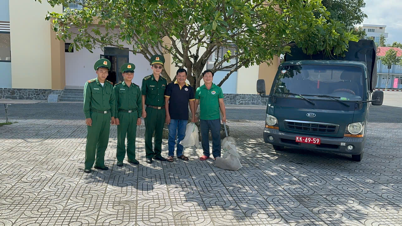 Đồng Tháp: Bàn giao rái cá quý hiếm cho Trại rắn Đồng Tâm- Ảnh 1.