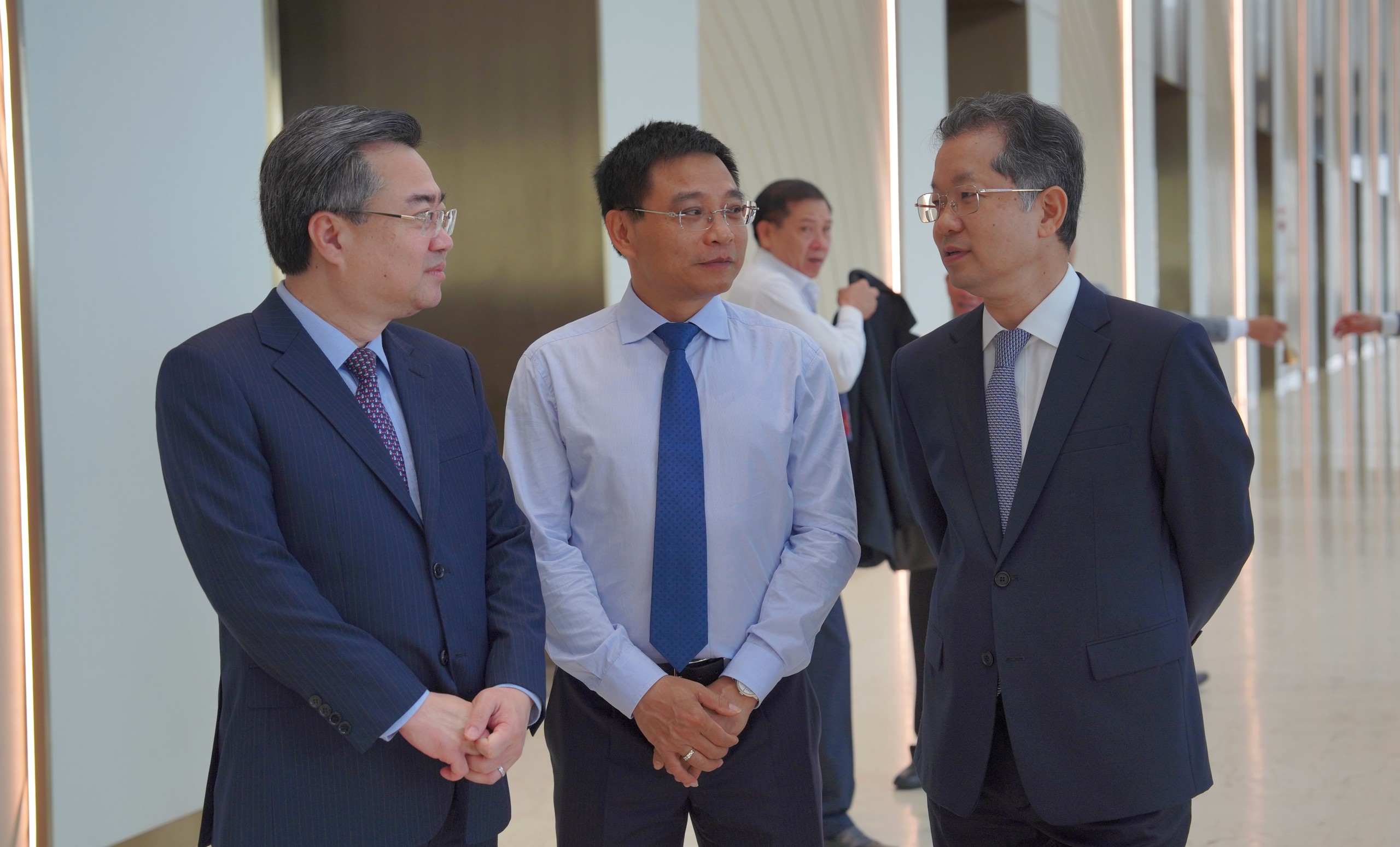 Thủ tướng dự hội nghị triển khai nghị quyết trung tâm tài chính quốc tế- Ảnh 3. Thủ tướng dự hội nghị triển khai nghị quyết trung tâm tài chính quốc tế- Ảnh 3.