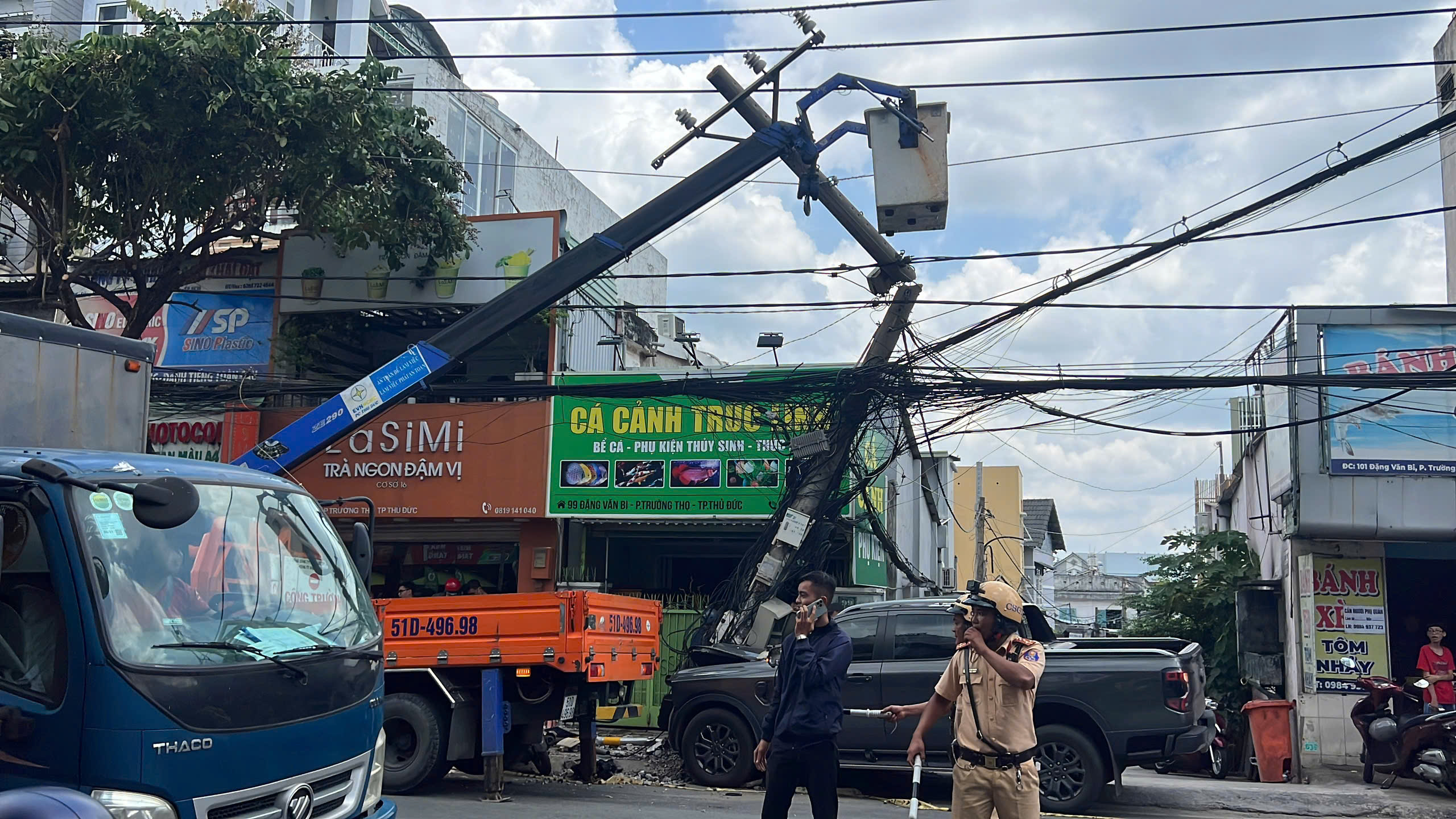 TP.HCM: Tài xế ô tô đột quỵ, tông xe máy và trụ điện rồi tử vong- Ảnh 4. TP.HCM: Tài xế ô tô đột quỵ, tông xe máy và trụ điện rồi tử vong- Ảnh 4.