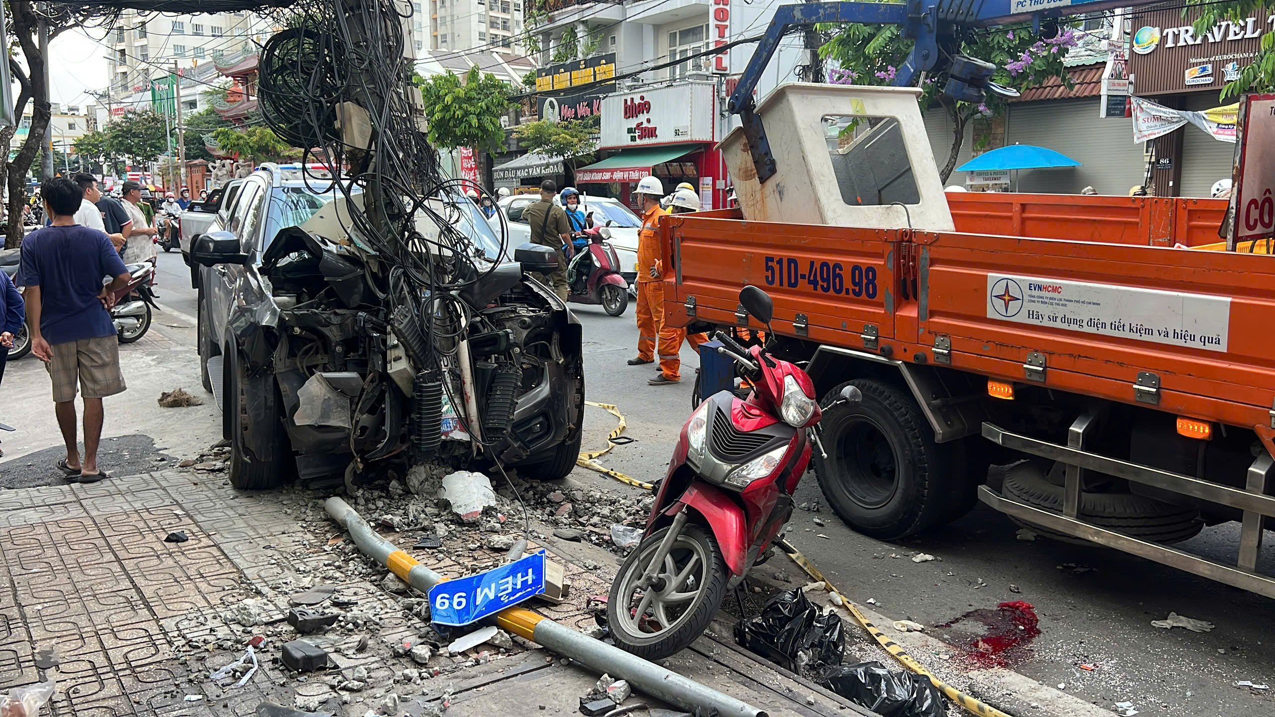 TP.HCM: Tài xế ô tô đột quỵ, tông xe máy và trụ điện rồi tử vong- Ảnh 1. TP.HCM: Tài xế ô tô đột quỵ, tông xe máy và trụ điện rồi tử vong- Ảnh 1.