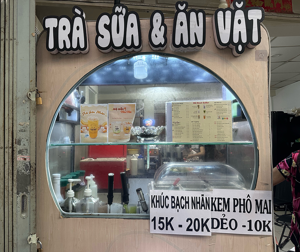 Majitel obchodu s mléčným čajem se při loučení se zákazníky rozplakal a dojal mnoho lidí - Foto 2. Bà chủ quán trà sữa bật khóc nói lời tạm biệt khách hàng khiến nhiều người xúc động - Ảnh 2.