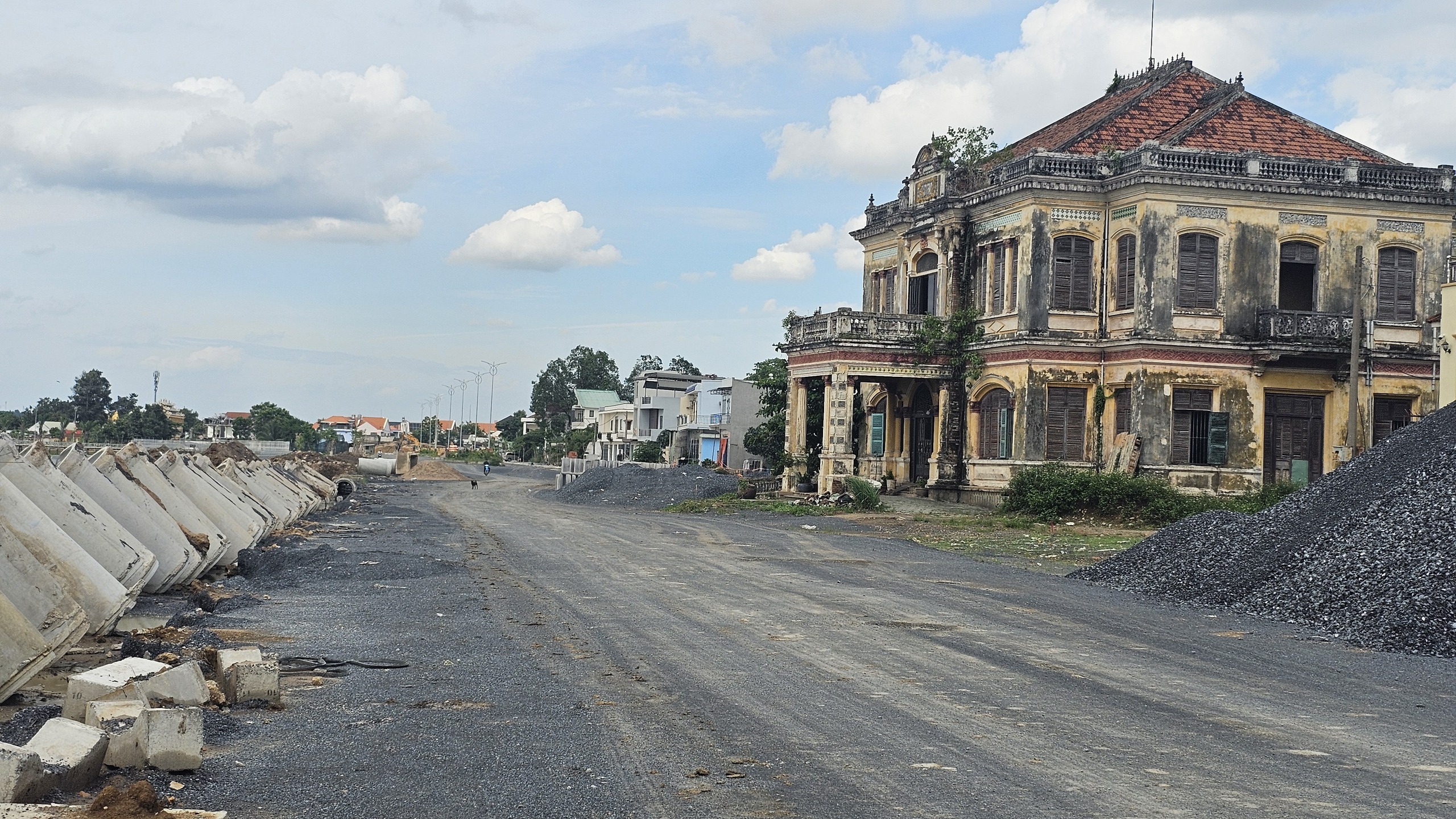Hết nhà cổ lại đến cục đá cản trở tiến độ đường ven sông Đồng Nai - Ảnh 4.