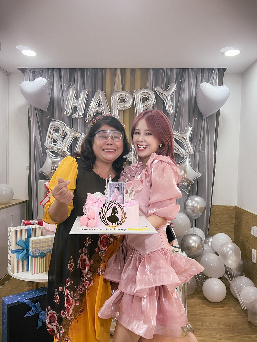 Majitel obchodu s mléčným čajem se při loučení se zákazníky rozplakal a dojal mnoho lidí - Foto 3. Bà chủ quán trà sữa bật khóc nói lời tạm biệt khách hàng khiến nhiều người xúc động - Ảnh 3.