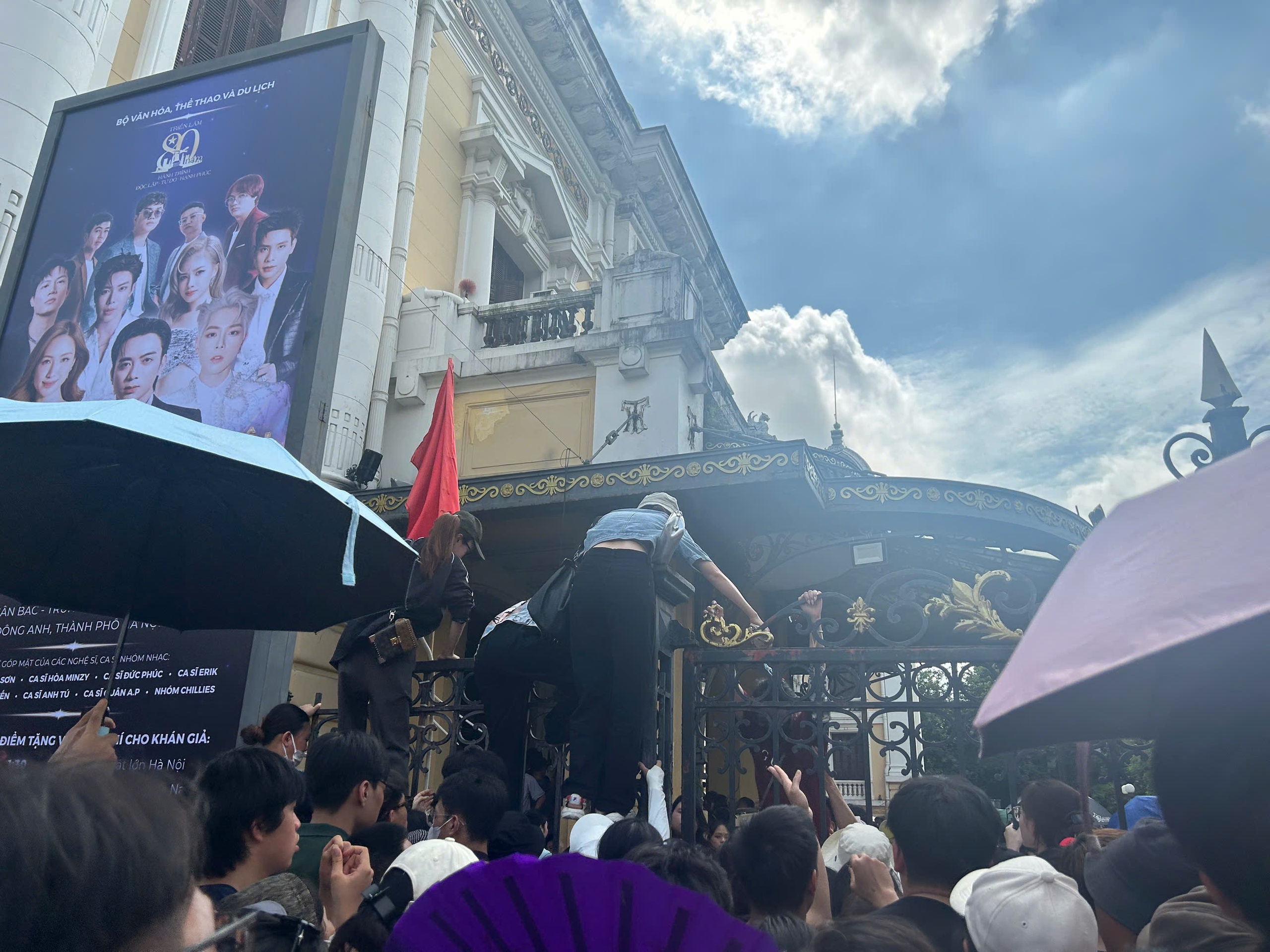 Khán giả ngất xỉu khi nhận vé concert ' Việt Nam trong tôi ' tại Hà Nội - Ảnh 2.