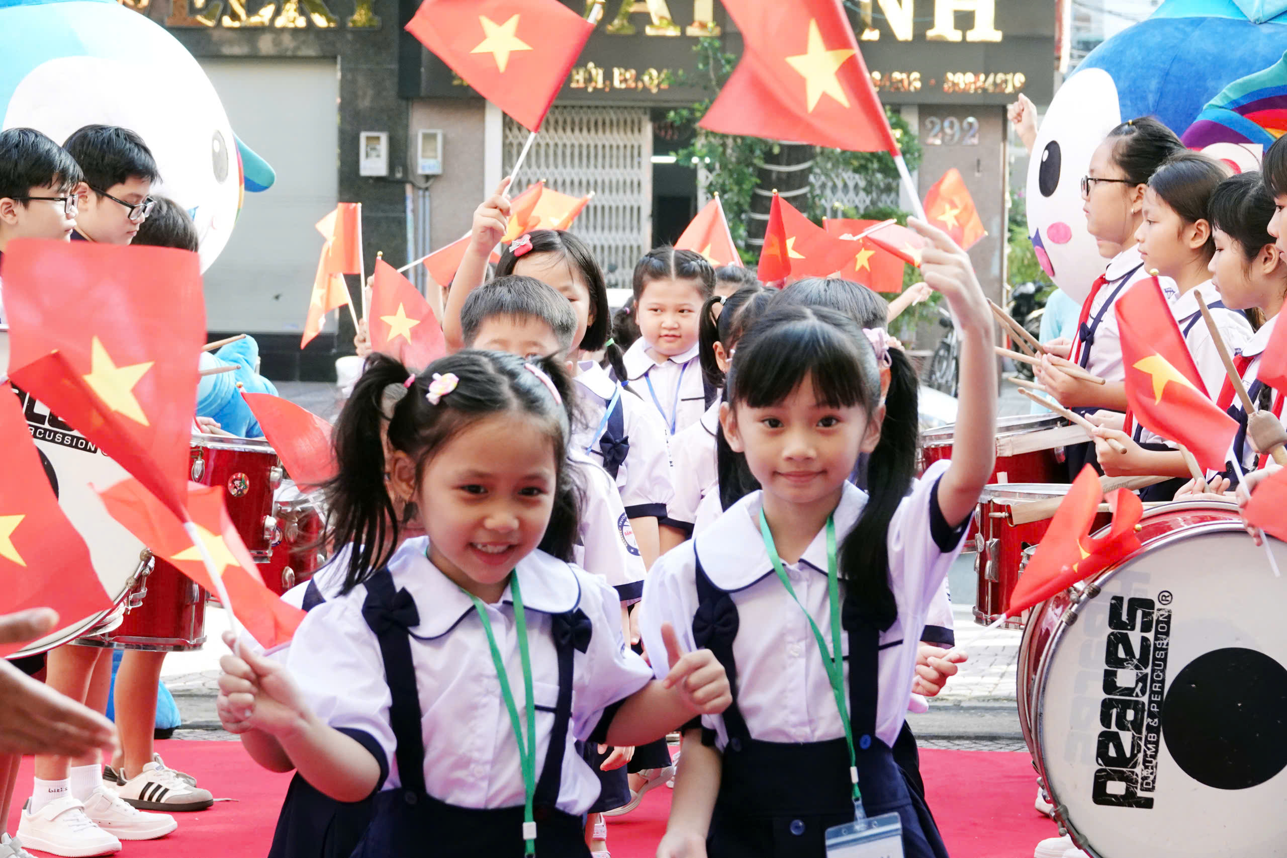 Nụ cười trong trẻo ngày tựu trường của học sinh lớp 1 TP.HCM - Ảnh 2.