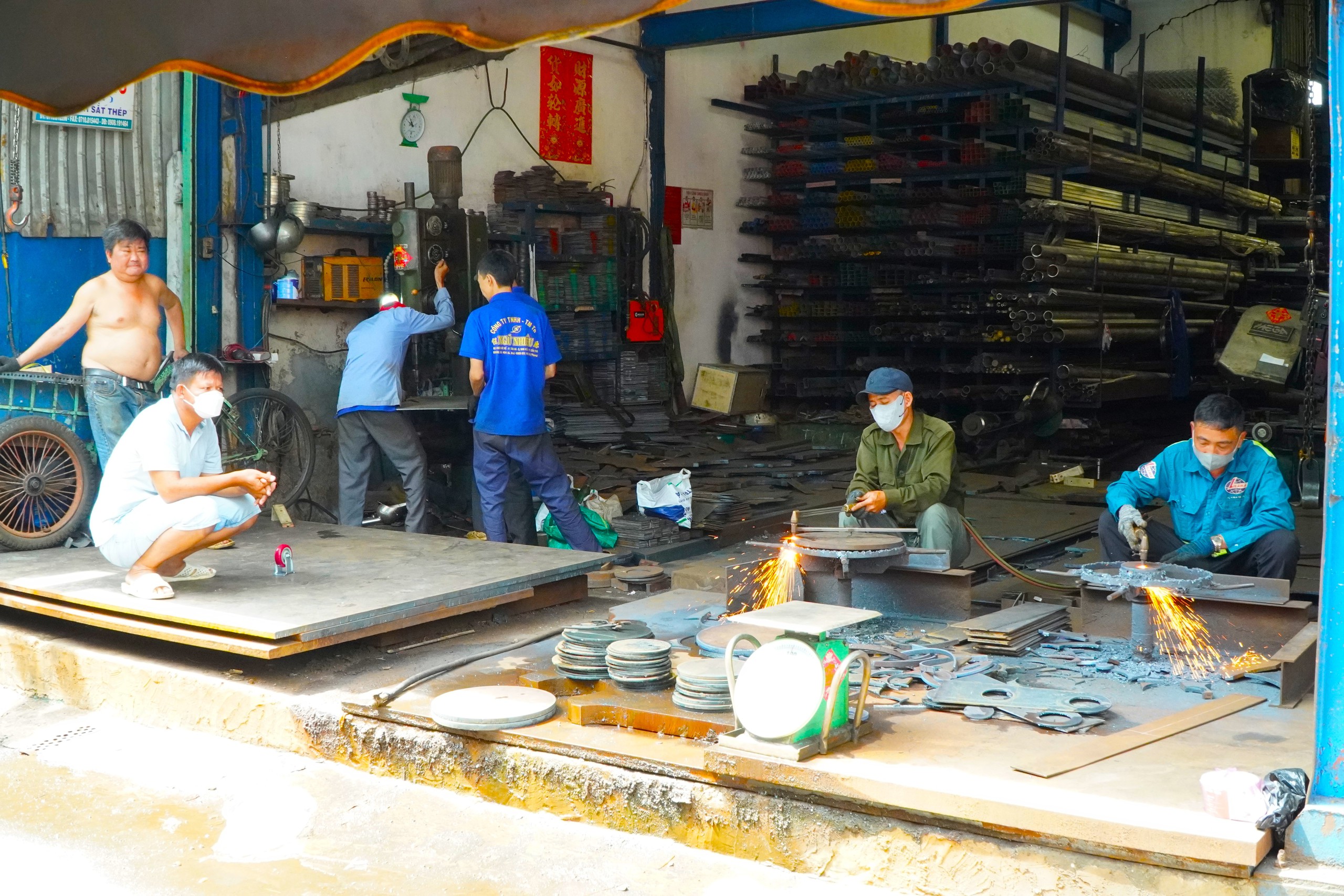 Độc đáo ngôi chợ ở Cần Thơ có nhiều ‘cánh mày râu’ tới mua - Ảnh 3.
