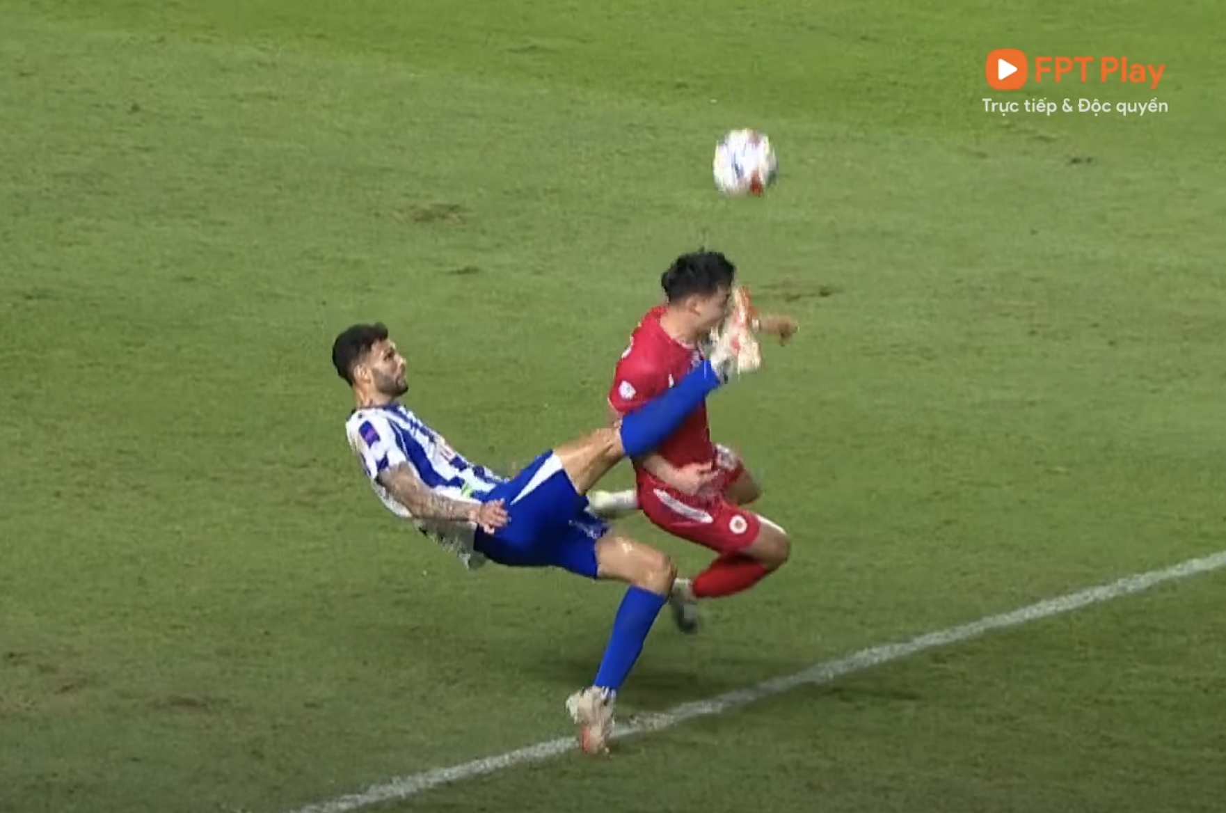 'Messi Thai' bersinar, Kelab CAHN kalah teruk di kejohanan Asia Tenggara: Jurulatih Polking kecewa! - Foto 2. 'Messi Thái' rực sáng, CLB CAHN thua cực đáng tiếc tại giải Đông Nam Á: HLV Polking thất thần!- Ảnh 2.