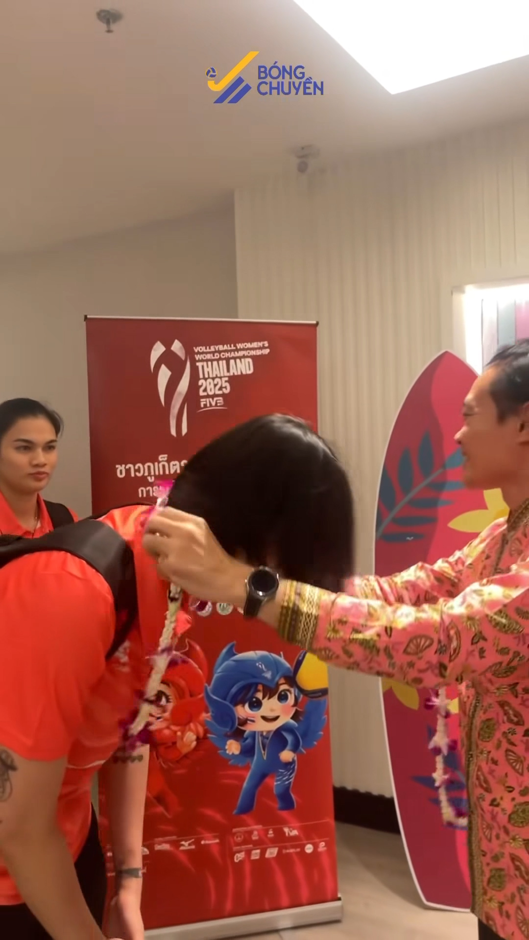 A seleção vietnamita de vôlei feminino chegou à Tailândia para competir no torneio mundial e recebeu uma recepção calorosa - Foto 5. Đội tuyển bóng chuyền nữ Việt Nam đã đến Thái Lan đấu giải thế giới, được chào đón ấm áp- Ảnh 5.