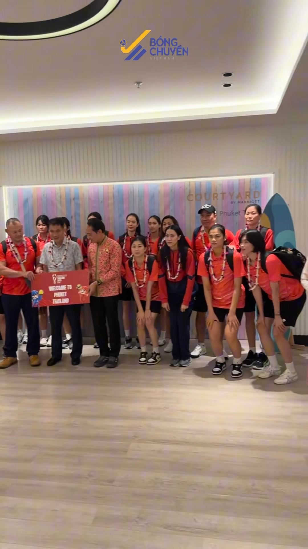 A seleção vietnamita de vôlei feminino chegou à Tailândia para competir no torneio mundial e recebeu uma recepção calorosa - Foto 6. Đội tuyển bóng chuyền nữ Việt Nam đã đến Thái Lan đấu giải thế giới, được chào đón ấm áp- Ảnh 6.