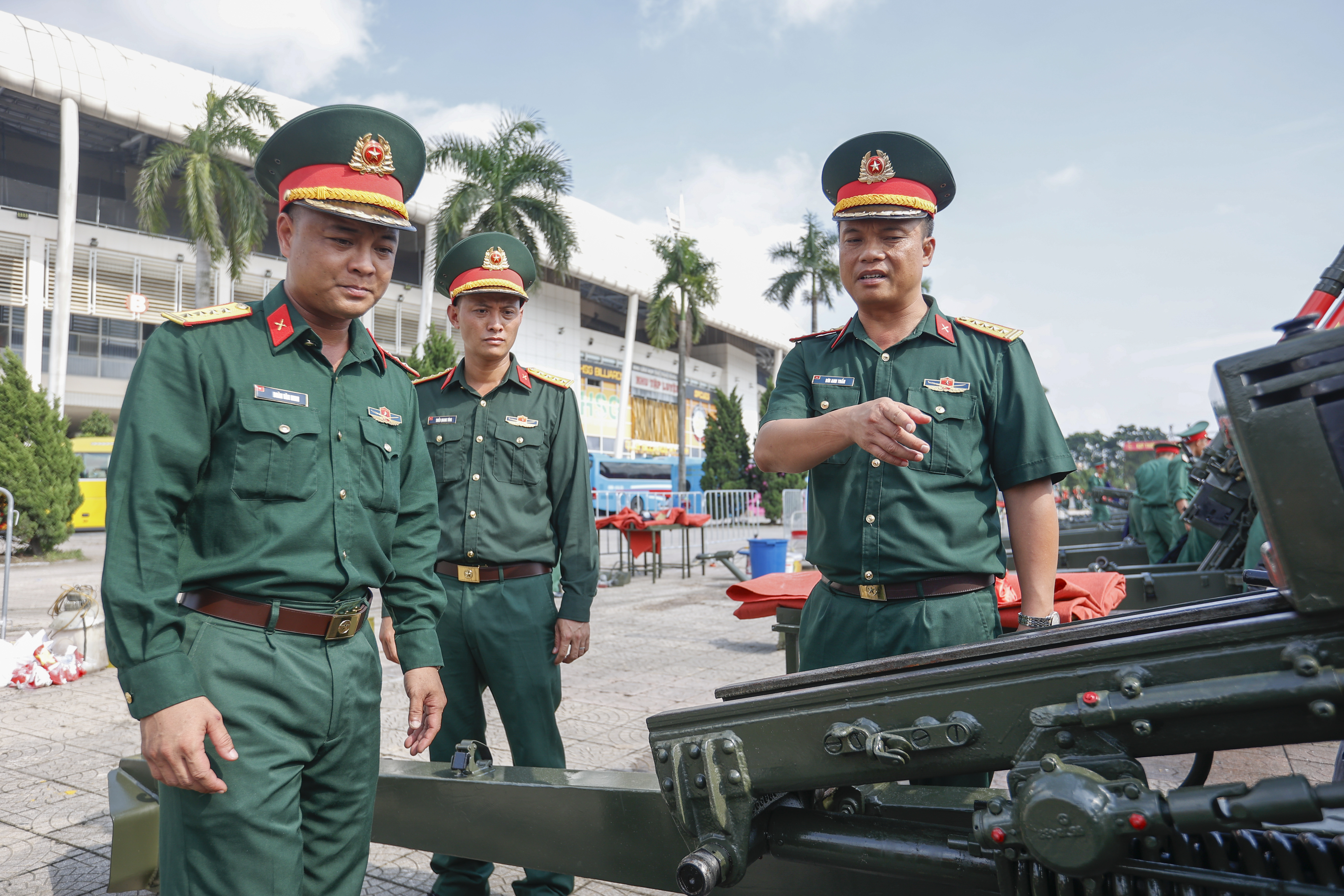 Ngắm dàn pháo lễ phục vụ nhiệm vụ A80 trước sân vận động Mỹ Đình - Ảnh 7.