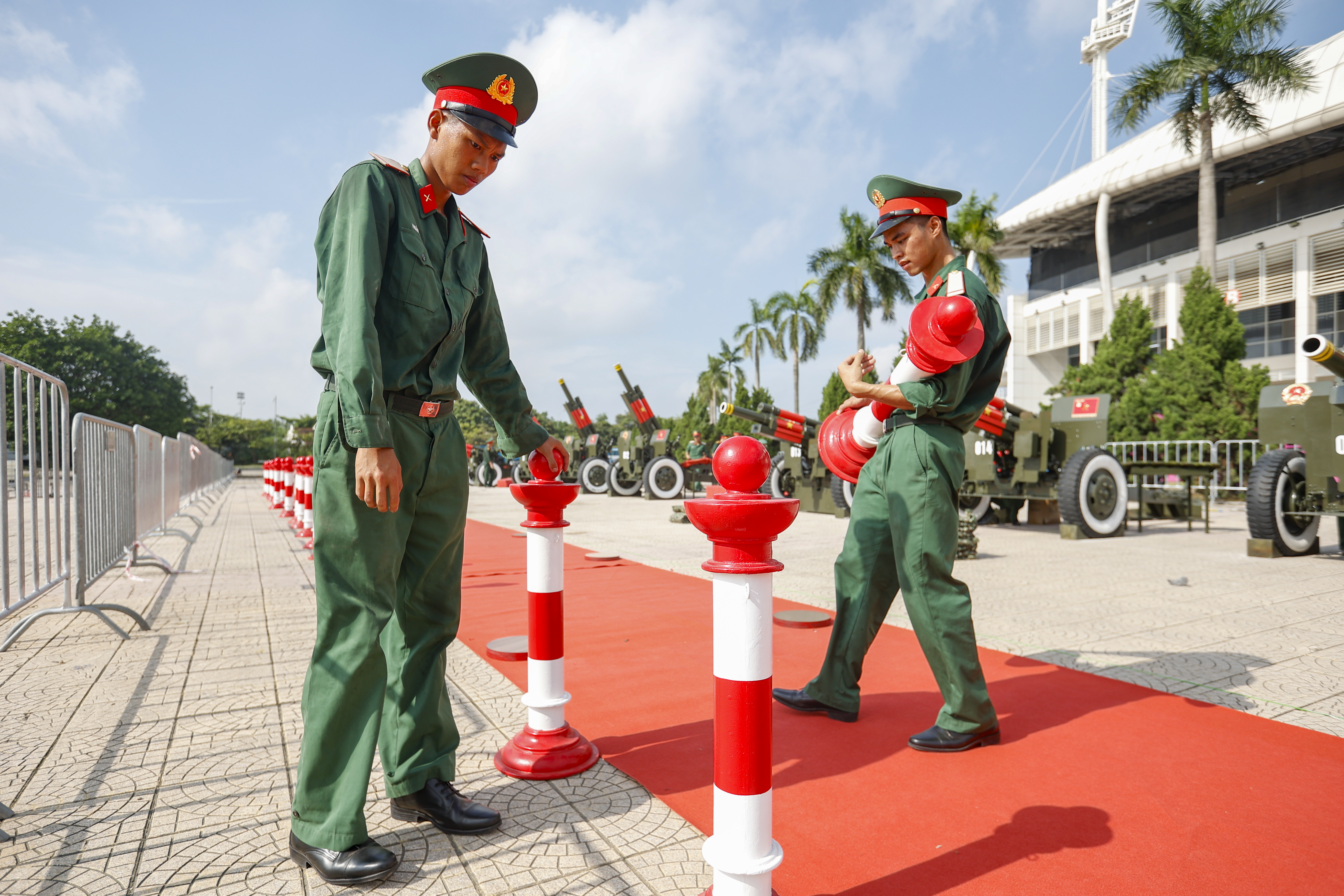 Ngắm dàn pháo lễ phục vụ nhiệm vụ A80 trước sân vận động Mỹ Đình - Ảnh 9.