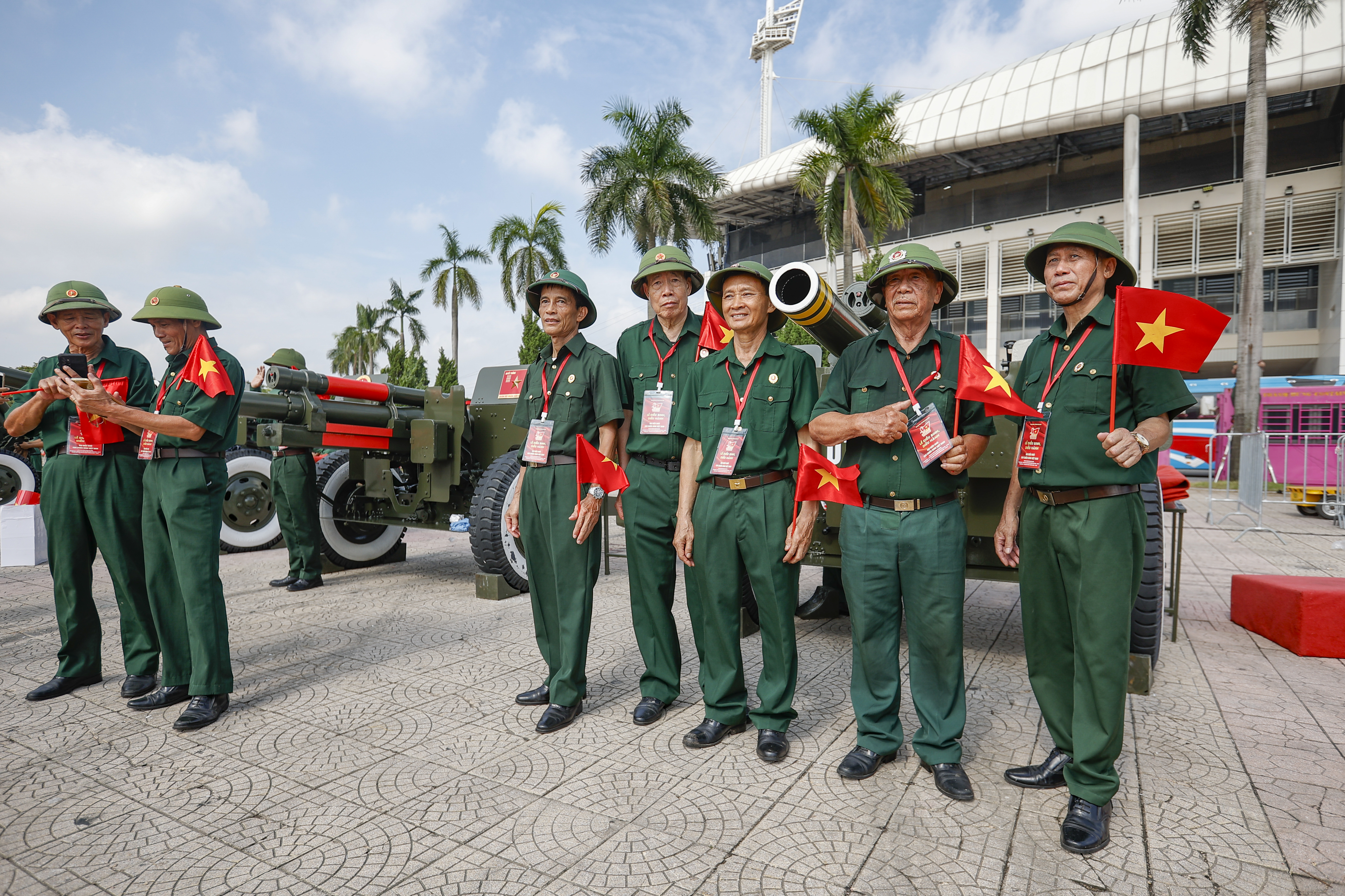 Ngắm dàn pháo lễ phục vụ nhiệm vụ A80 trước sân vận động Mỹ Đình - Ảnh 10.