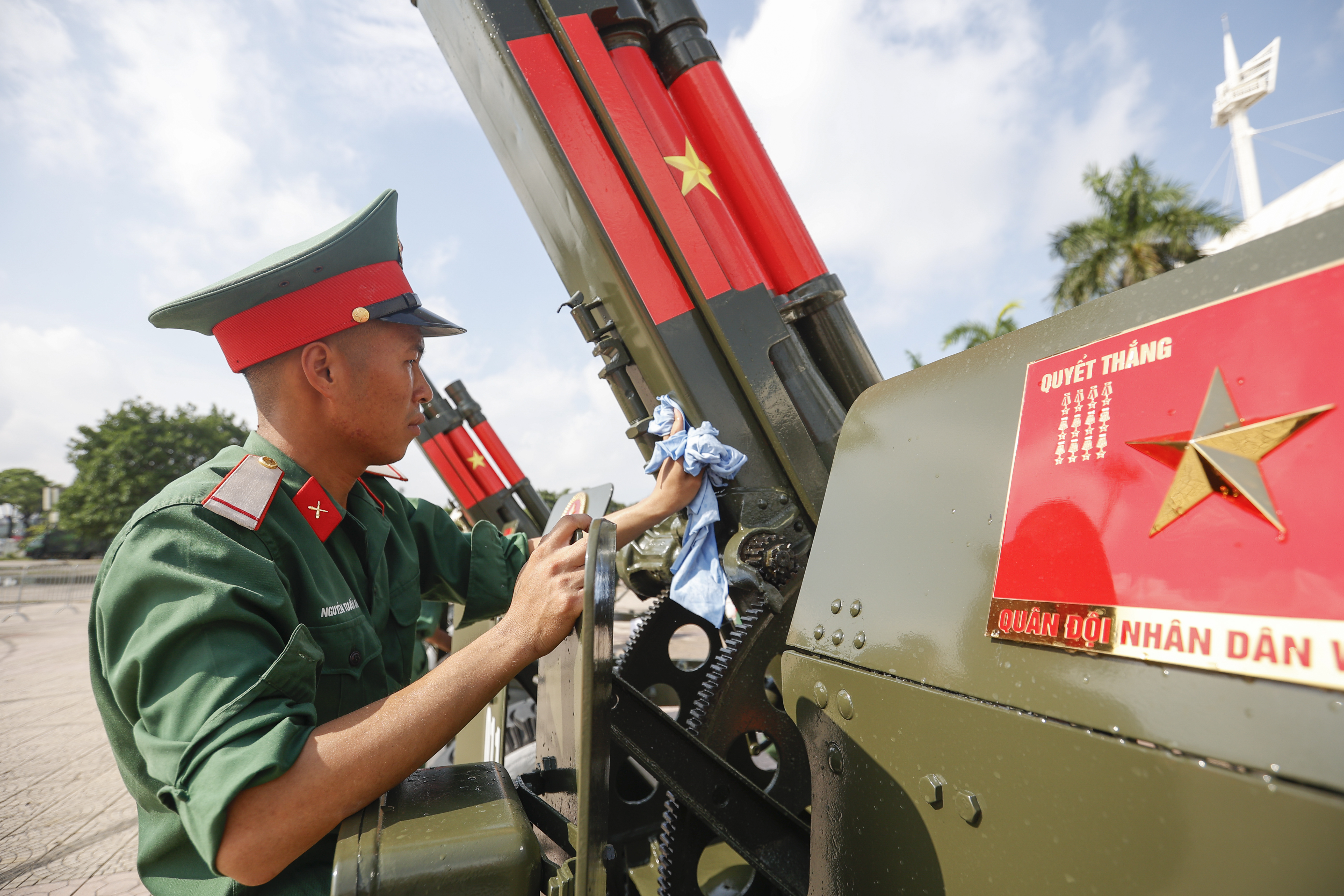 Ngắm dàn pháo lễ phục vụ nhiệm vụ A80 trước sân vận động Mỹ Đình - Ảnh 2.