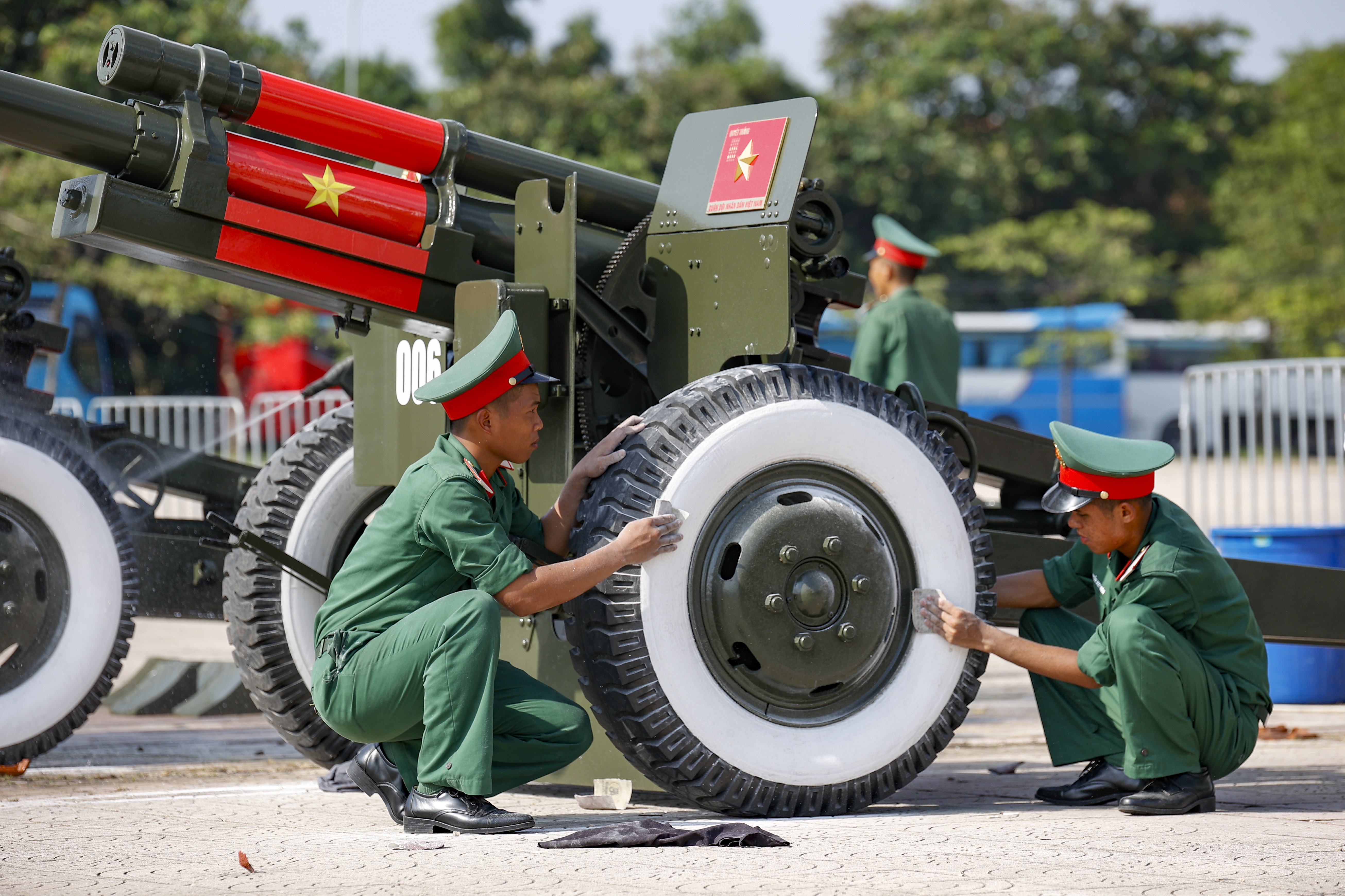 Ngắm dàn pháo lễ phục vụ nhiệm vụ A80 trước sân vận động Mỹ Đình - Ảnh 3.