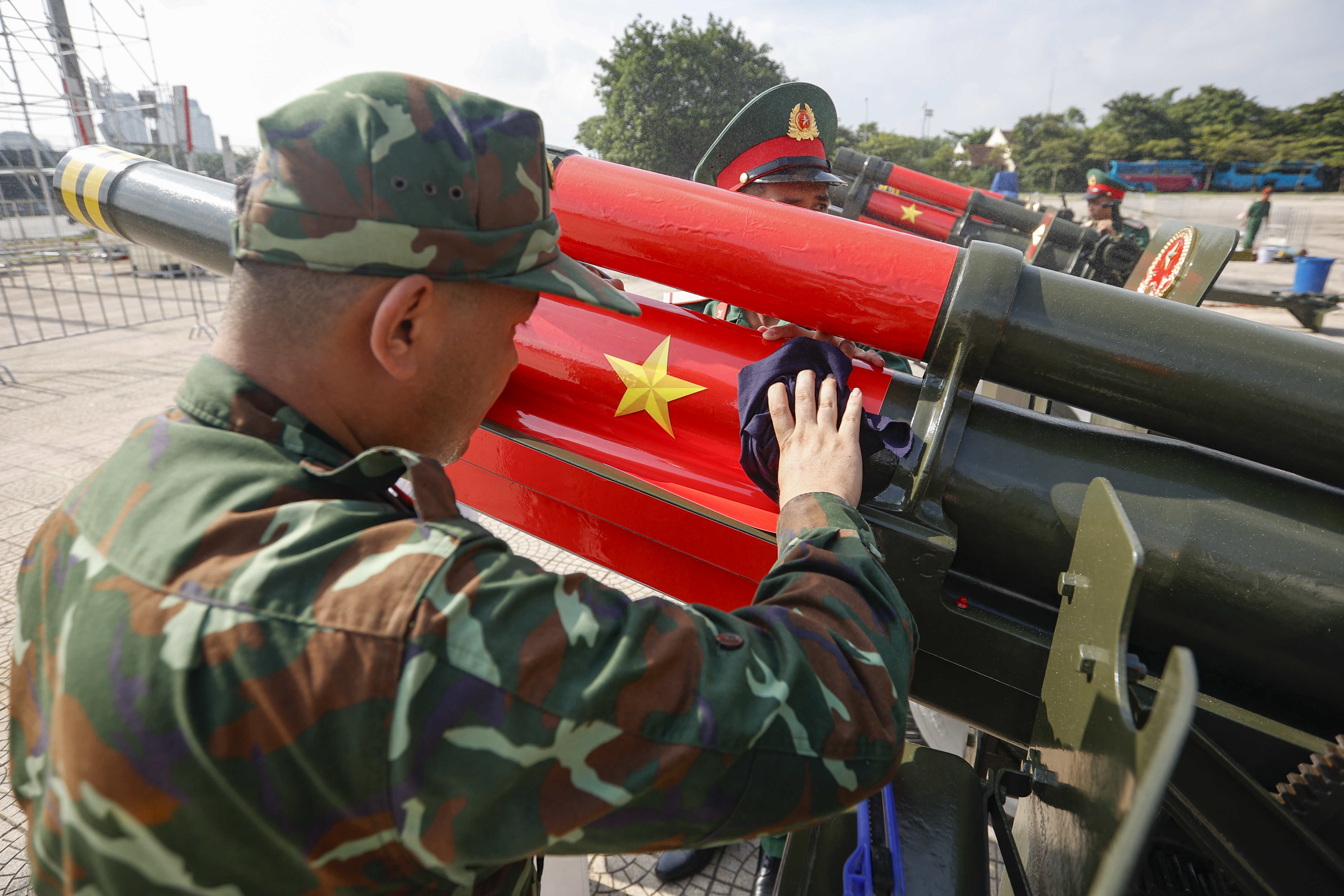 Ngắm dàn pháo lễ phục vụ nhiệm vụ A80 trước sân vận động Mỹ Đình - Ảnh 6.