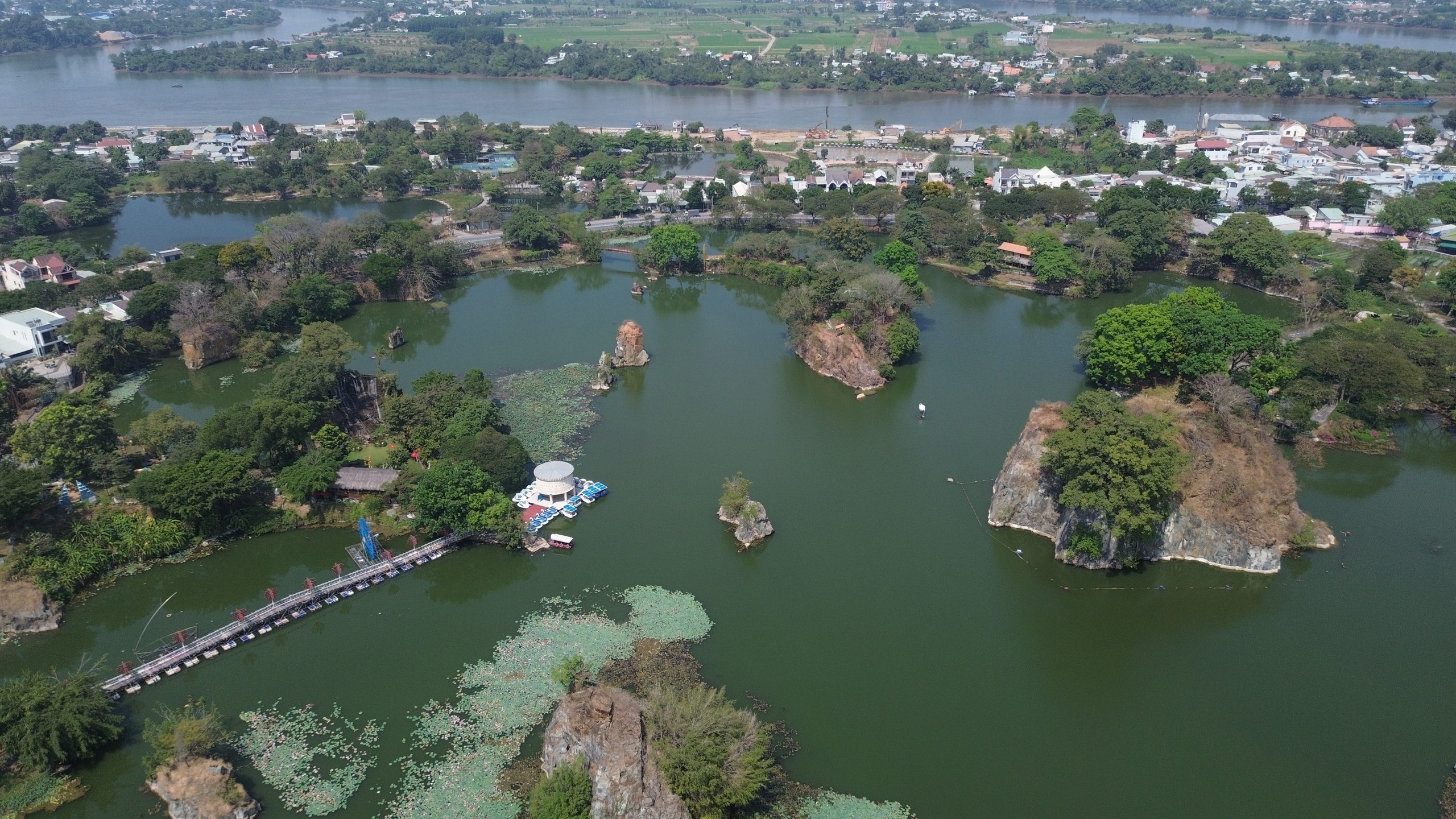 Hết nhà cổ lại đến cục đá cản trở tiến độ đường ven sông Đồng Nai - Ảnh 6.