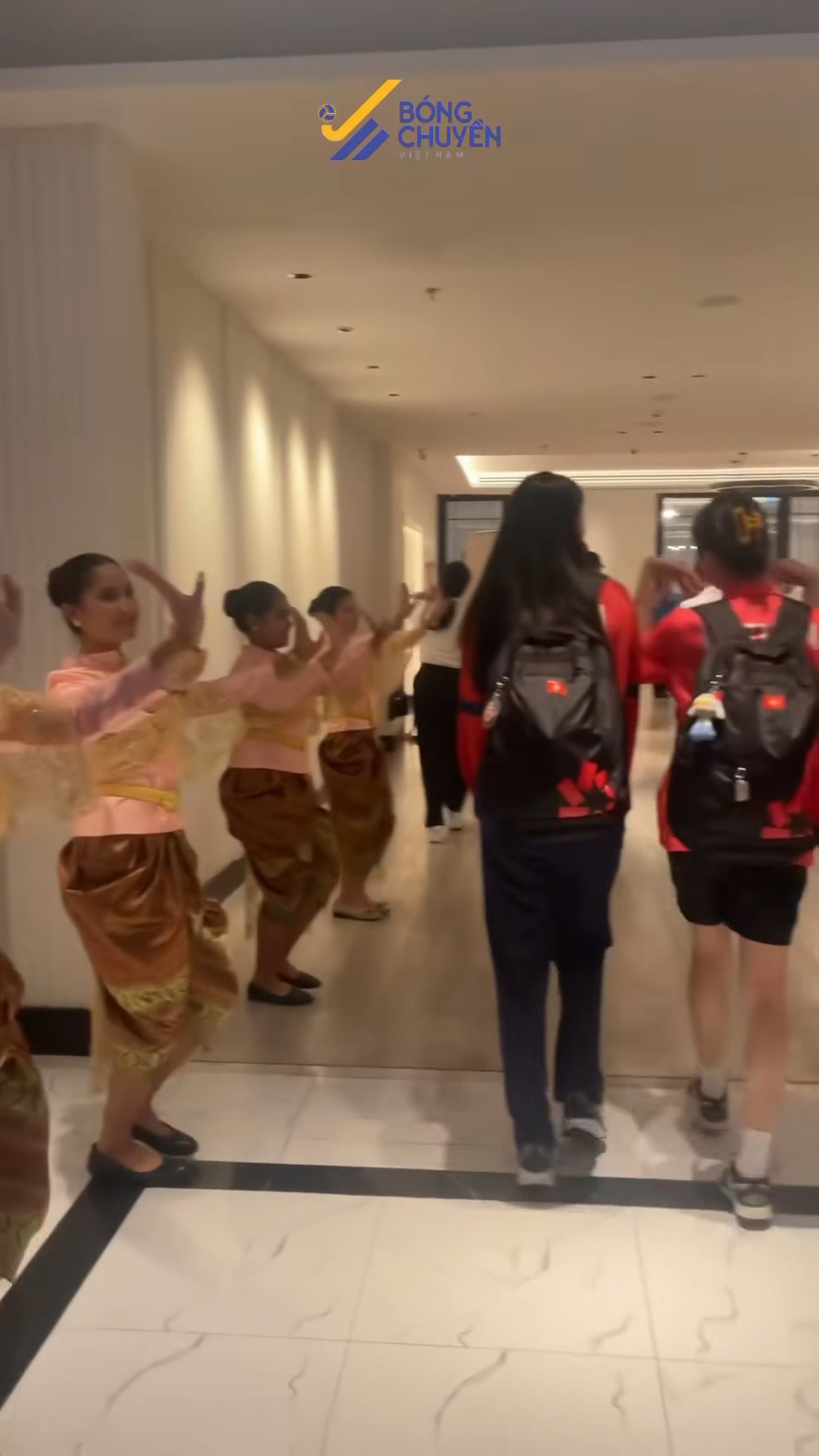 A seleção vietnamita de vôlei feminino chegou à Tailândia para competir no torneio mundial e recebeu uma recepção calorosa - Foto 4. Đội tuyển bóng chuyền nữ Việt Nam đã đến Thái Lan đấu giải thế giới, được chào đón ấm áp- Ảnh 4.