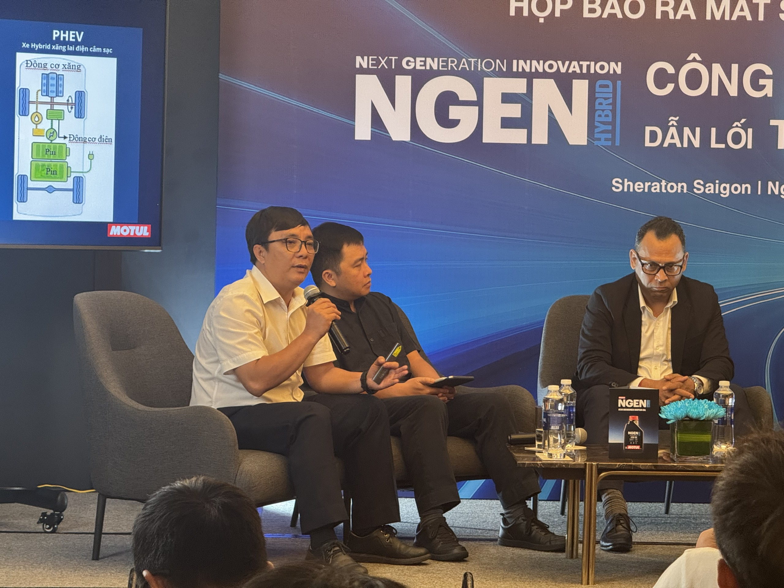 Ngành dầu nhờn đối mặt thách thức từ giao thông xanh tại Việt Nam - Ảnh 1.