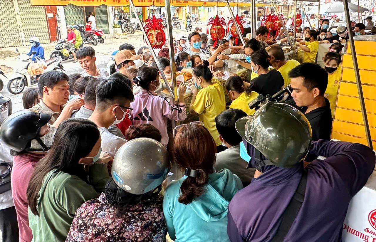 Tiệm bánh trung thu gây sốt ở TP.HCM quay trở lại, năm nay có gì mới? - Ảnh 1.