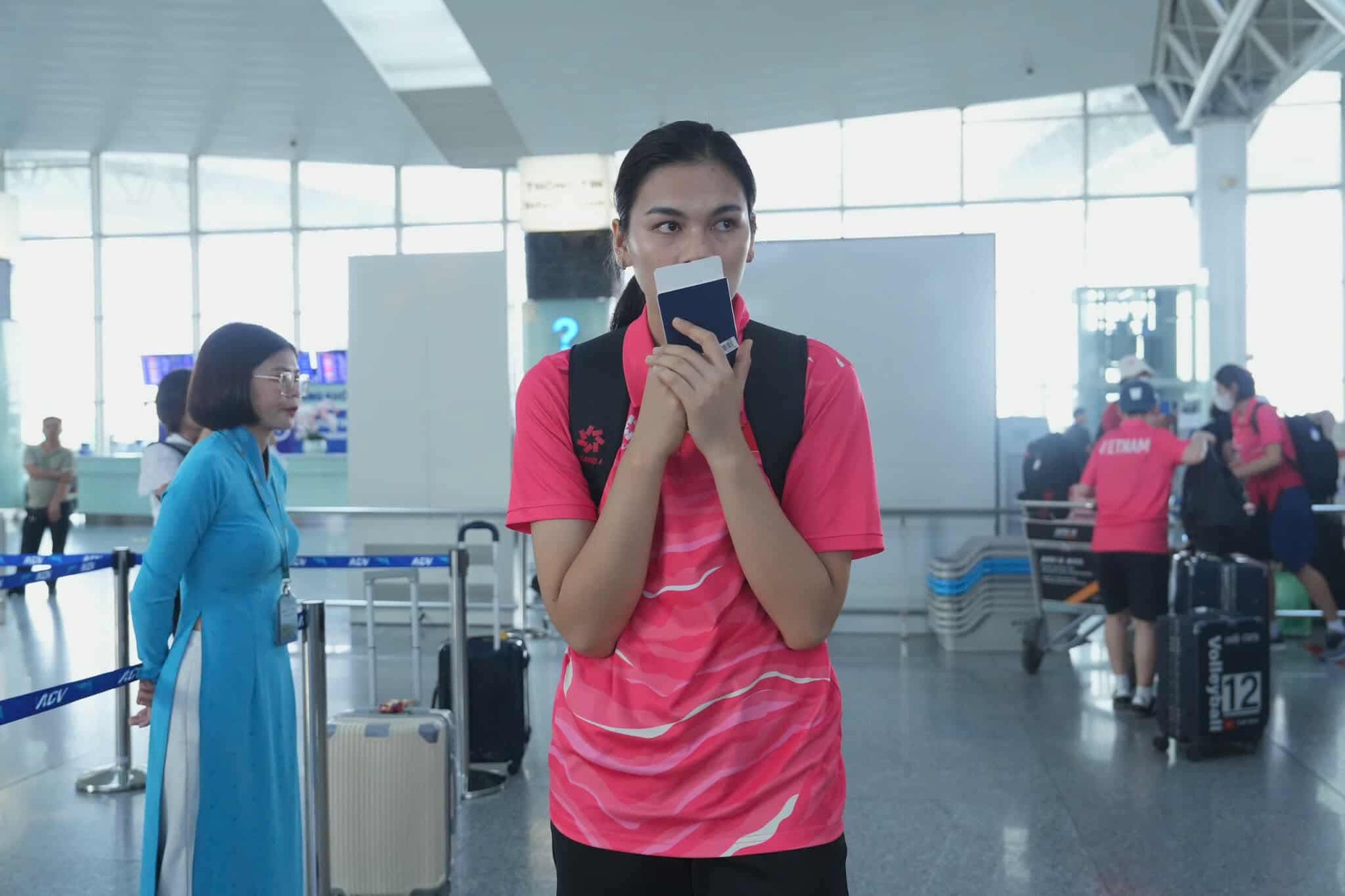 Pasukan bola tampar wanita Vietnam pergi ke Thailand untuk bersaing di kejohanan dunia, Bich Tuyen mendoakan kemenangan rakan sepasukannya - Foto 1. Đội tuyển bóng chuyền nữ Việt Nam sang Thái Lan đấu giải thế giới, Bích Tuyền chúc đồng đội chiến thắng- Ảnh 1.