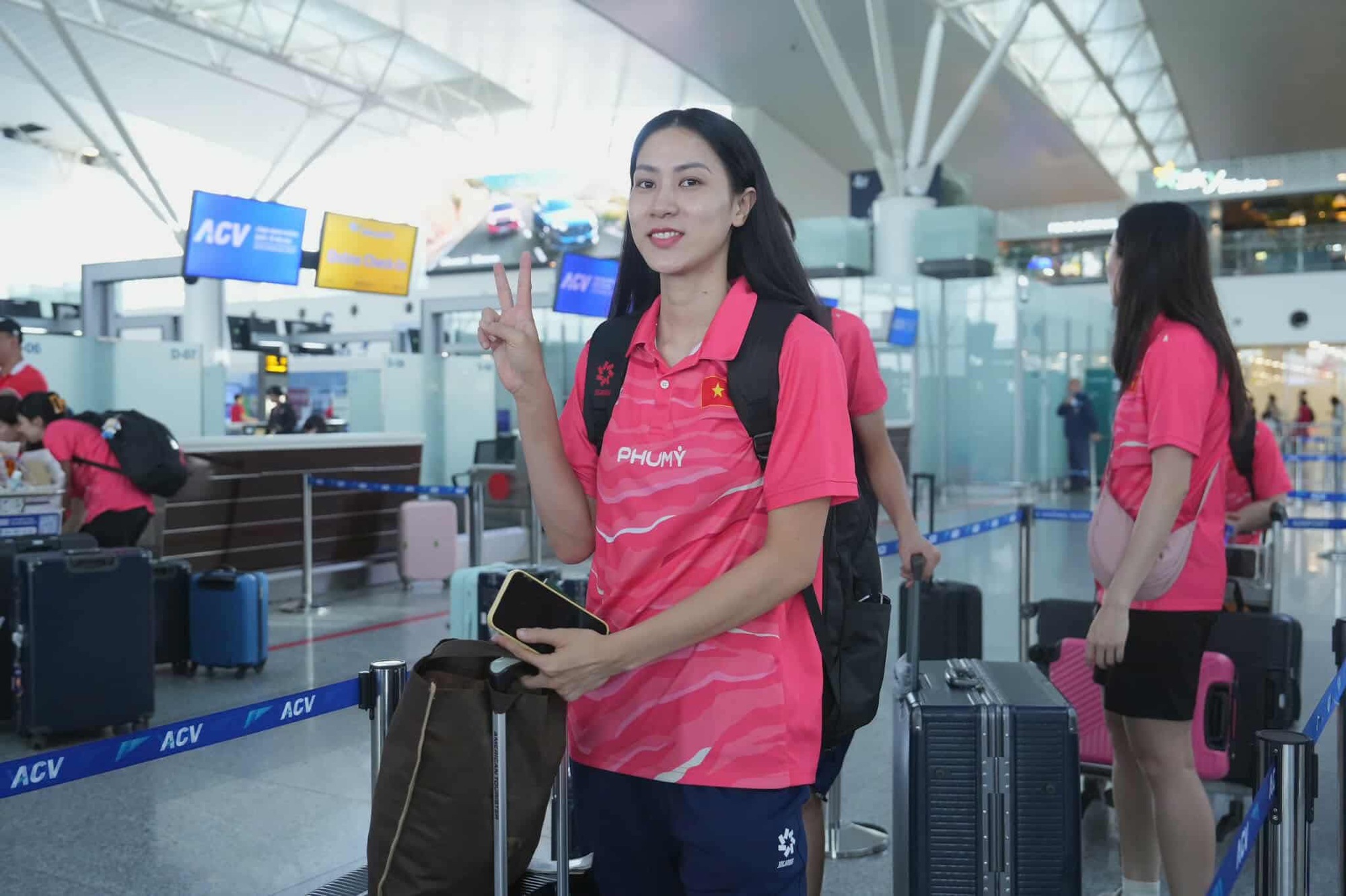 Pasukan bola tampar wanita Vietnam pergi ke Thailand untuk bersaing di kejohanan dunia, Bich Tuyen mendoakan kemenangan rakan sepasukannya - Foto 5. Đội tuyển bóng chuyền nữ Việt Nam sang Thái Lan đấu giải thế giới, Bích Tuyền chúc đồng đội chiến thắng- Ảnh 5.