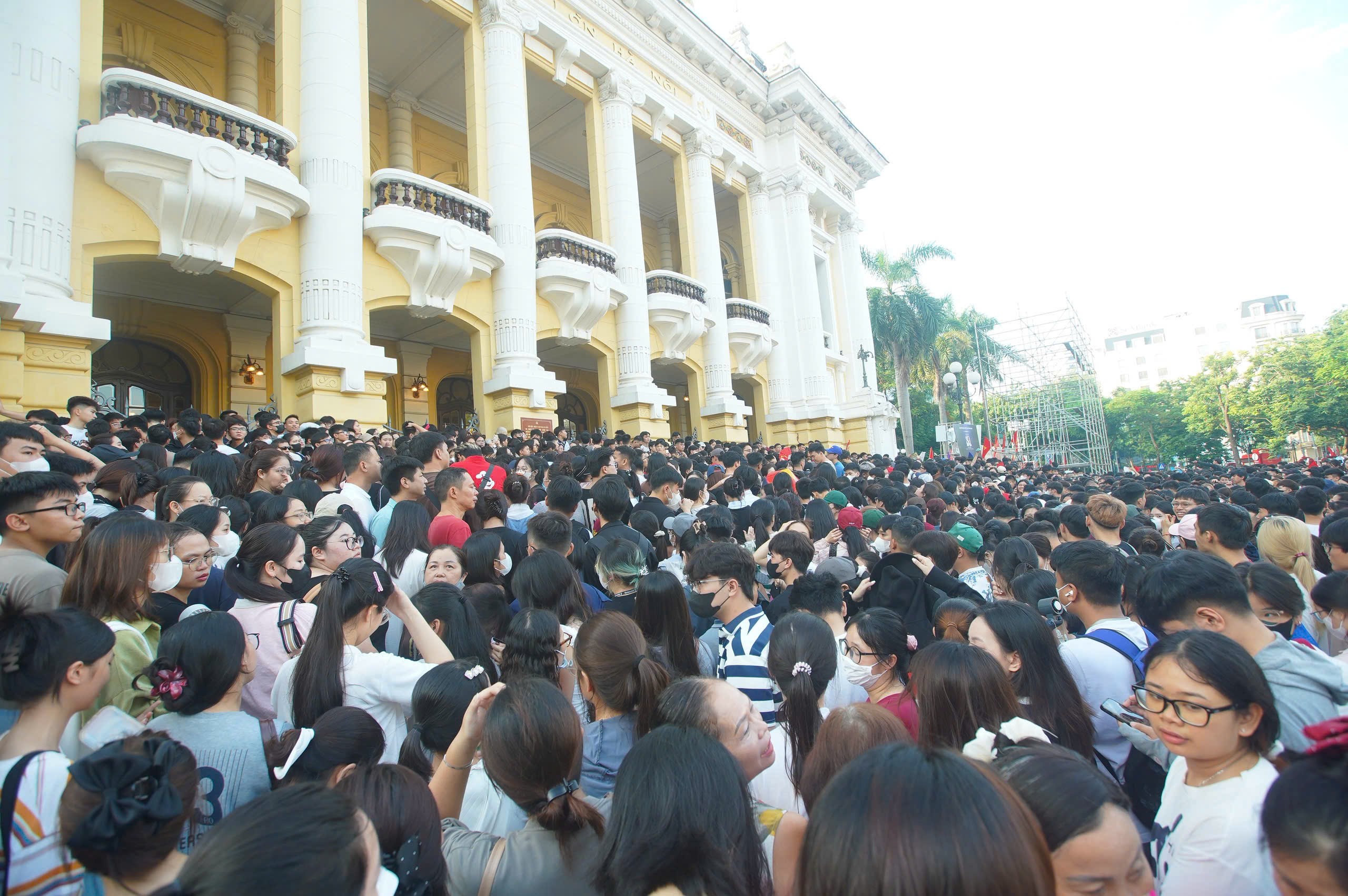 Khán giả ngất xỉu, BTC concert 'Việt Nam trong tôi' tạm ngừng phát vé - Ảnh 1.