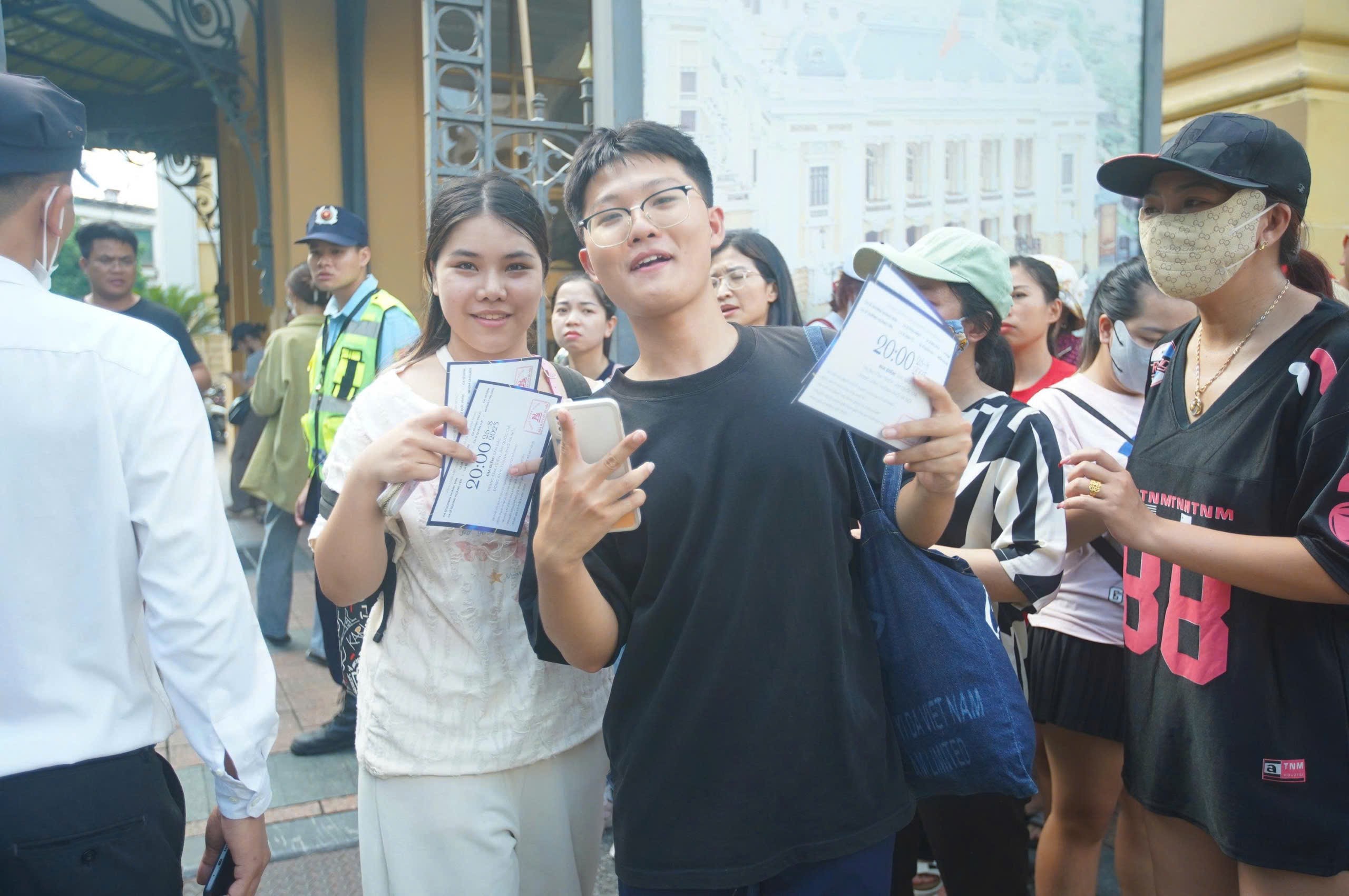 Khán giả ngất xỉu, BTC concert 'Việt Nam trong tôi' tạm ngừng phát vé - Ảnh 6.