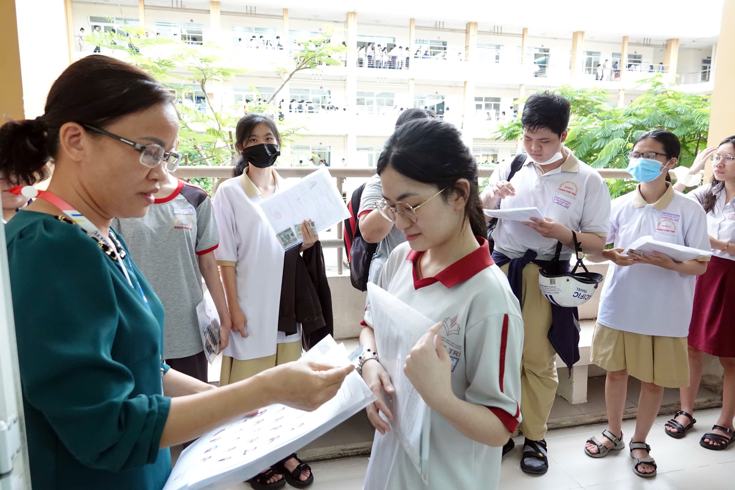 Nhiều ngành sức khỏe có điểm chuẩn bằng điểm sàn - Ảnh 1.