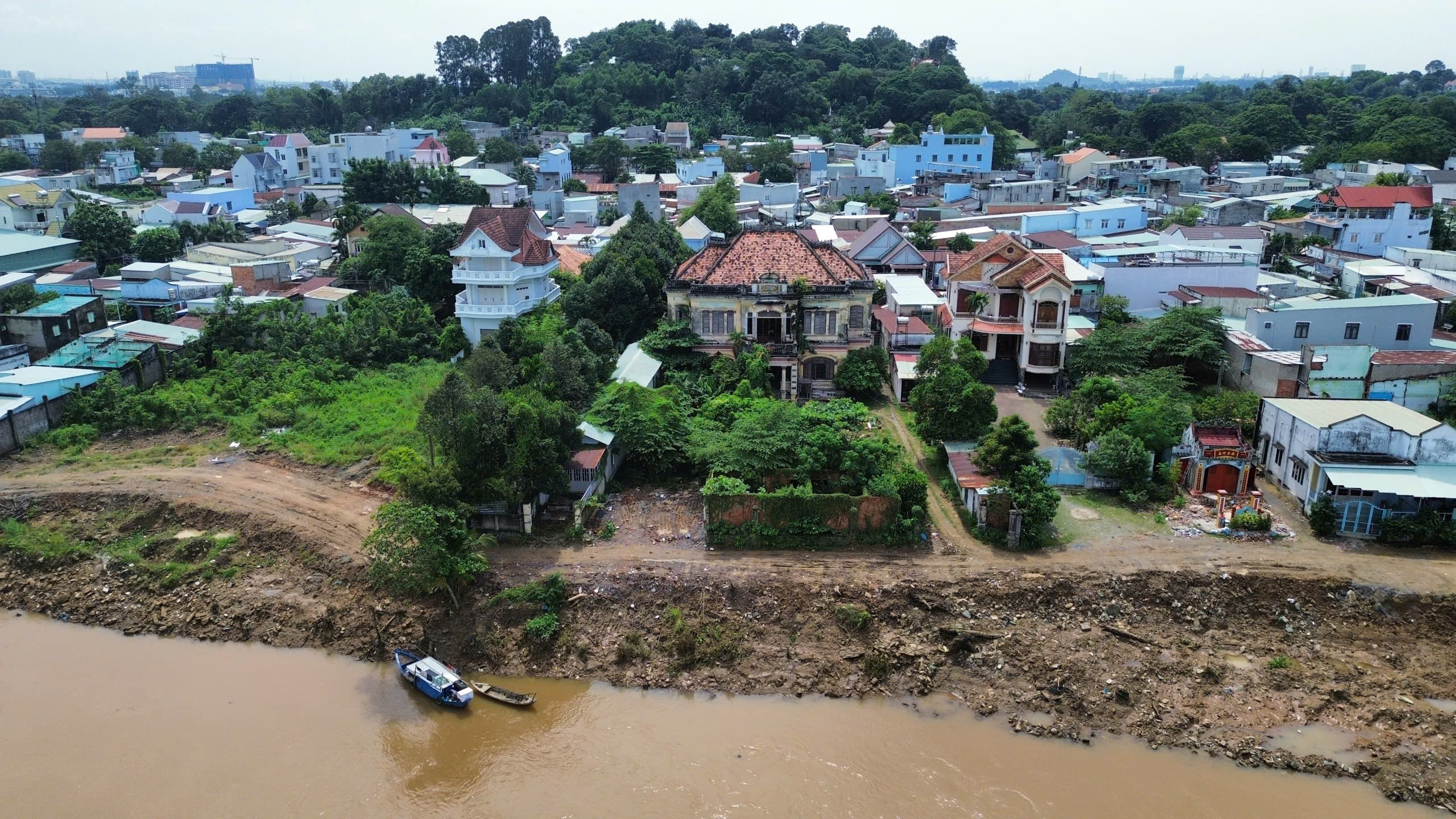Hết nhà cổ lại đến cục đá cản trở tiến độ đường ven sông Đồng Nai - Ảnh 5.