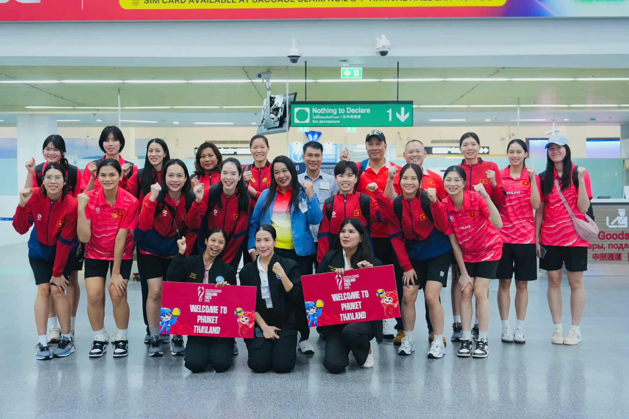 A seleção vietnamita de vôlei feminino chegou à Tailândia para competir no torneio mundial e recebeu uma recepção calorosa - Foto 2. Đội tuyển bóng chuyền nữ Việt Nam đã đến Thái Lan đấu giải thế giới, được chào đón ấm áp- Ảnh 2.