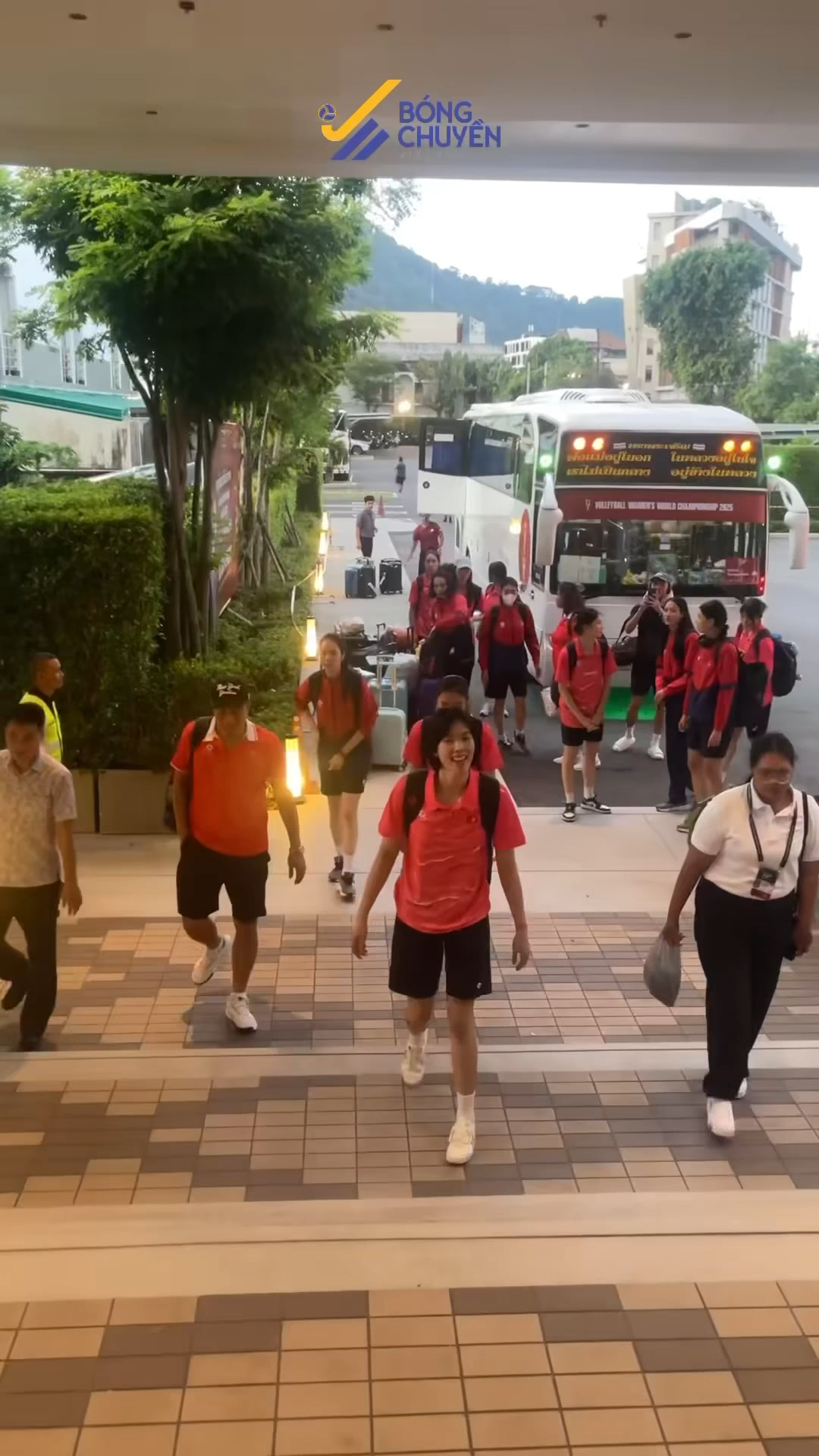 A seleção vietnamita de vôlei feminino chegou à Tailândia para competir no torneio mundial e recebeu uma recepção calorosa - Foto 3. Đội tuyển bóng chuyền nữ Việt Nam đã đến Thái Lan đấu giải thế giới, được chào đón ấm áp- Ảnh 3.