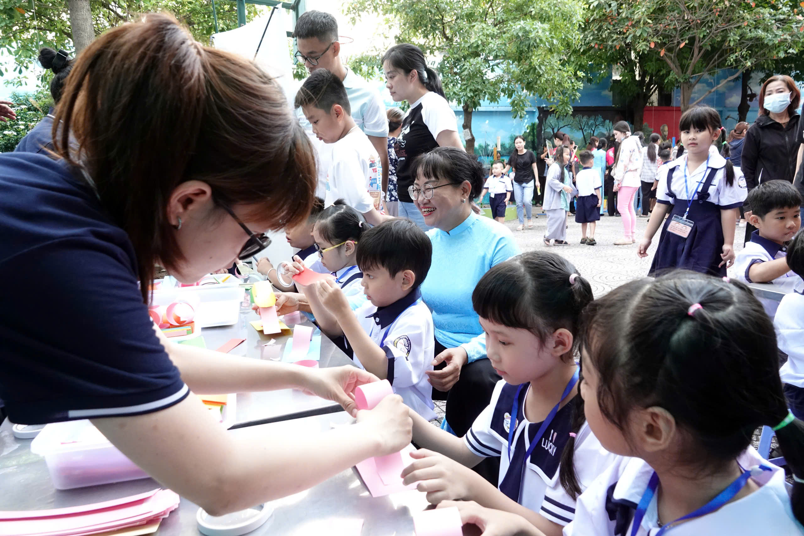 Nụ cười trong trẻo ngày tựu trường của học sinh lớp 1 TP.HCM - Ảnh 14.