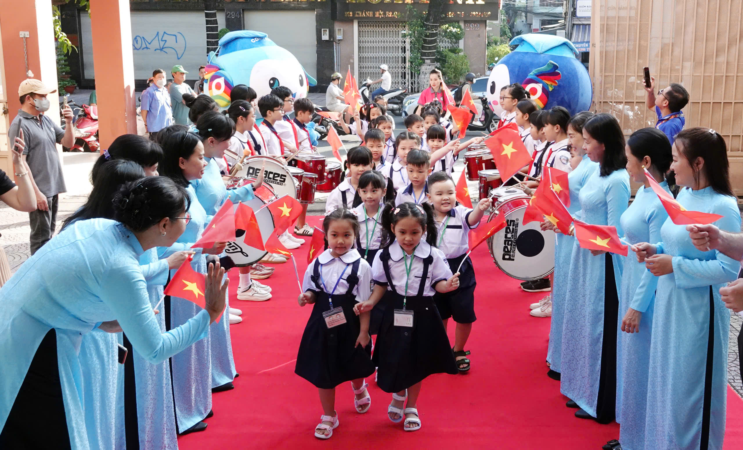 Nụ cười trong trẻo ngày tựu trường của học sinh lớp 1 TP.HCM - Ảnh 1.