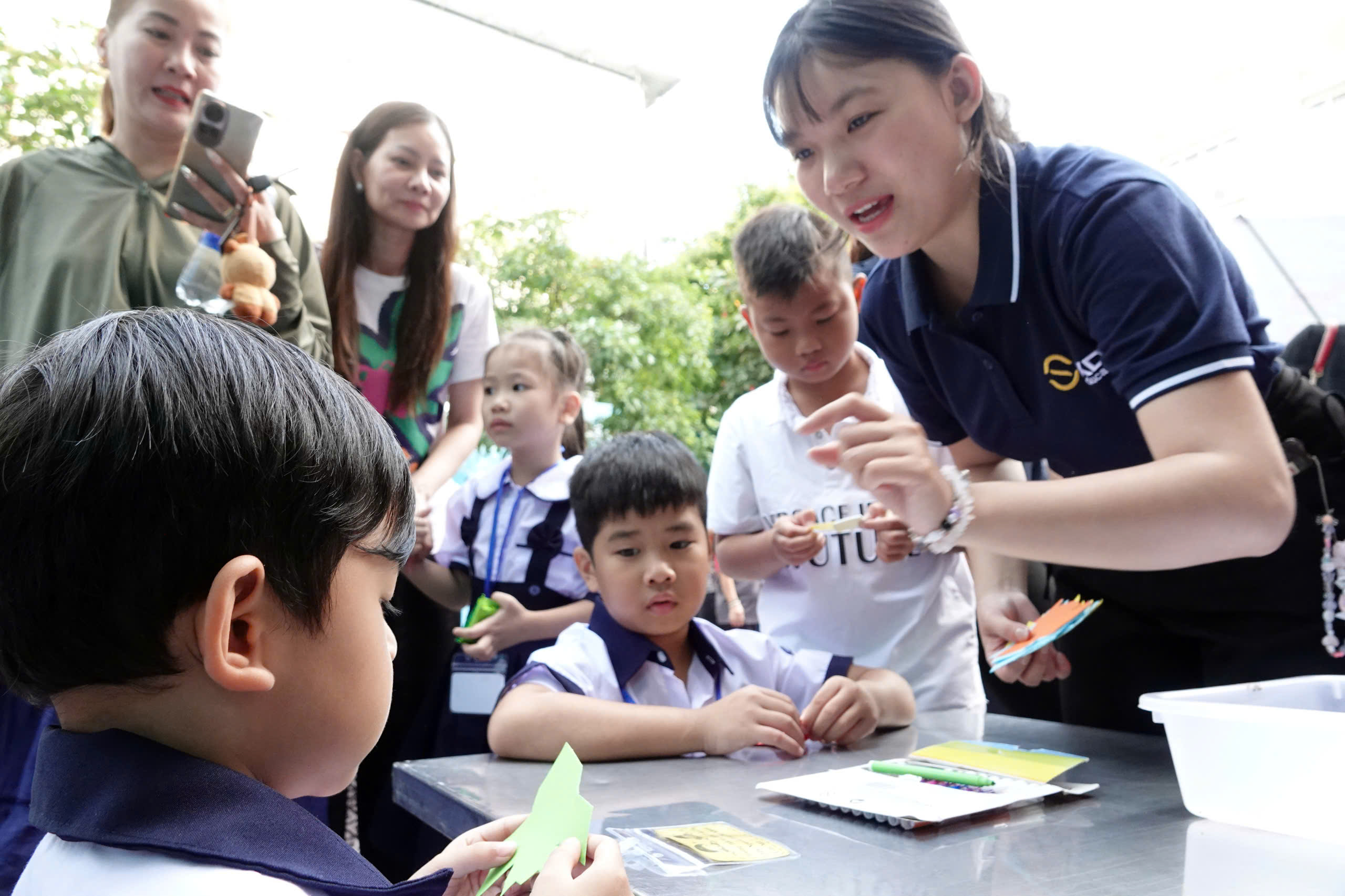 Nụ cười trong trẻo ngày tựu trường của học sinh lớp 1 TP.HCM - Ảnh 13.