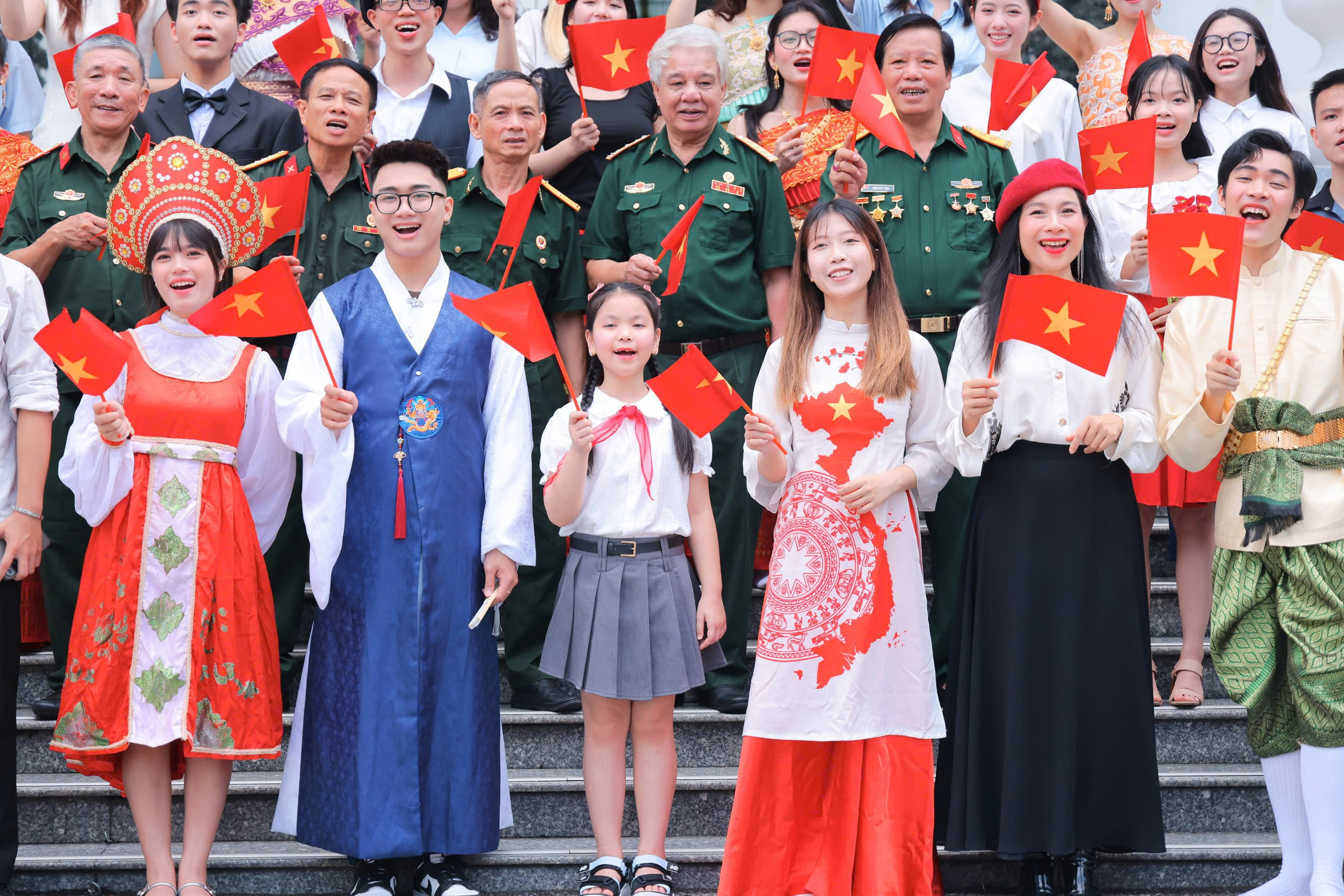 - Fotografie 1. Phiên bản 'Viết tiếp câu chuyện hòa bình' 13 thứ tiếng gây chú ý - Ảnh 1.