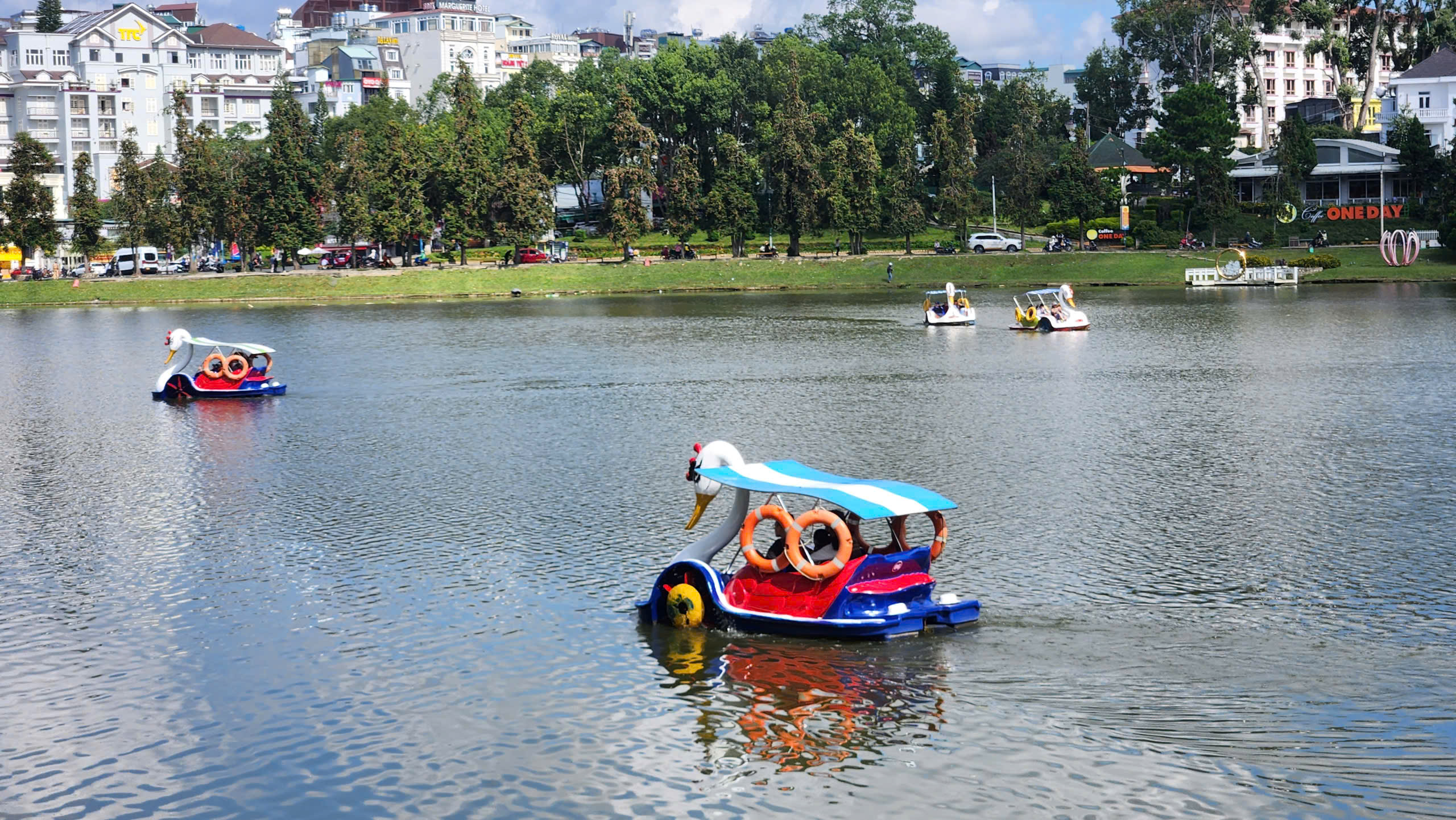 Đạp vịt (pedalo) trên hồ Xuân Hương hoạt động trở lại - Ảnh 2.