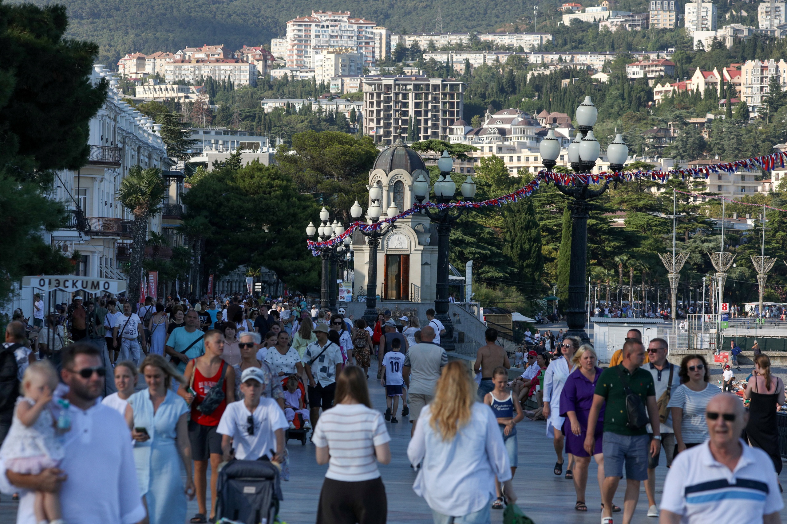 Crimea trở thành điểm đến lý tưởng của du khách Nga sau sự cố tràn dầu - Ảnh 1.