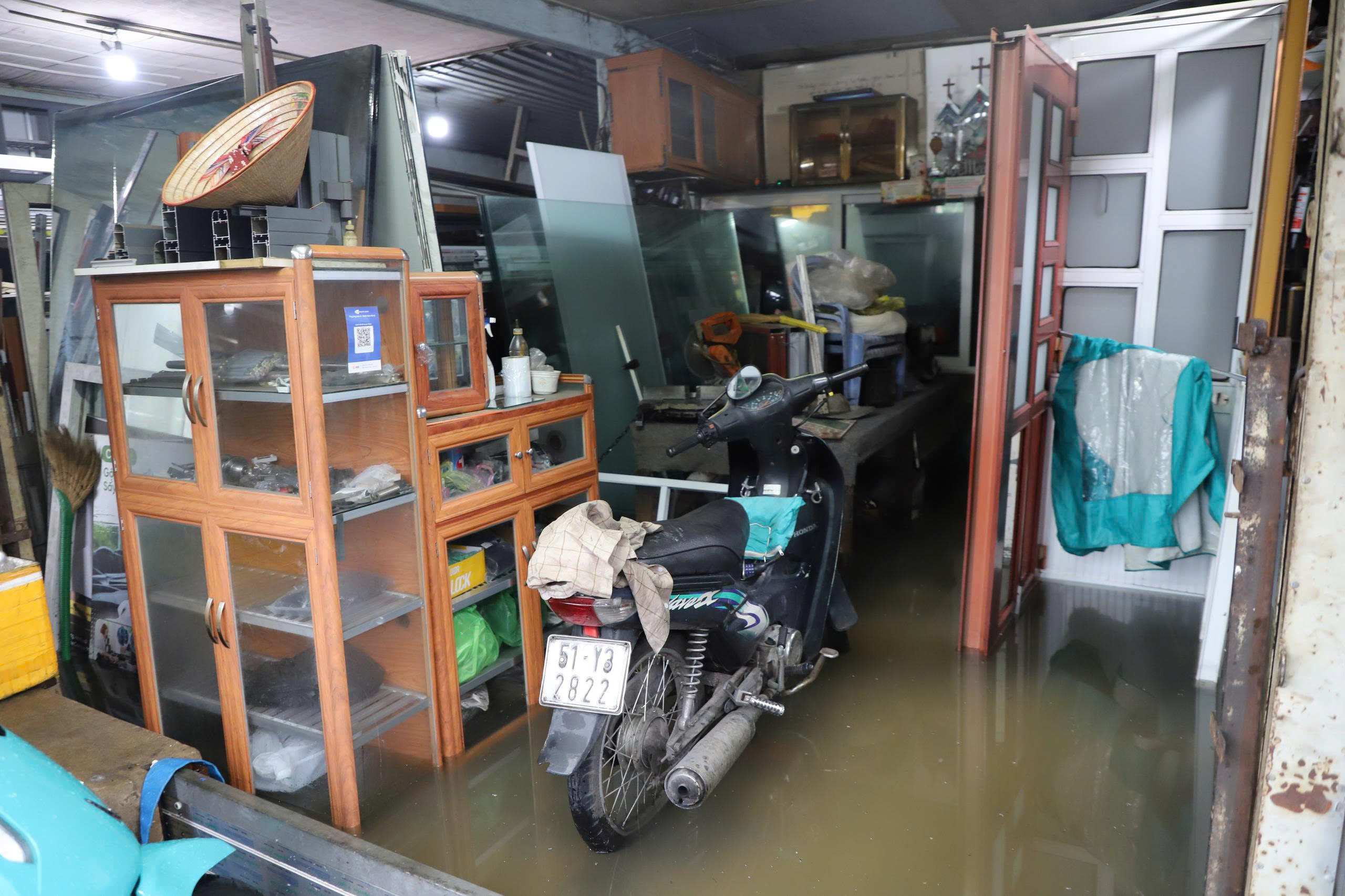 TP.HCM: Ngập sâu, người đi đường 'chôn chân' chờ nước rút - Ảnh 2. TP.HCM: Ngập sâu, người đi đường 'chôn chân' chờ nước rút - Ảnh 2.